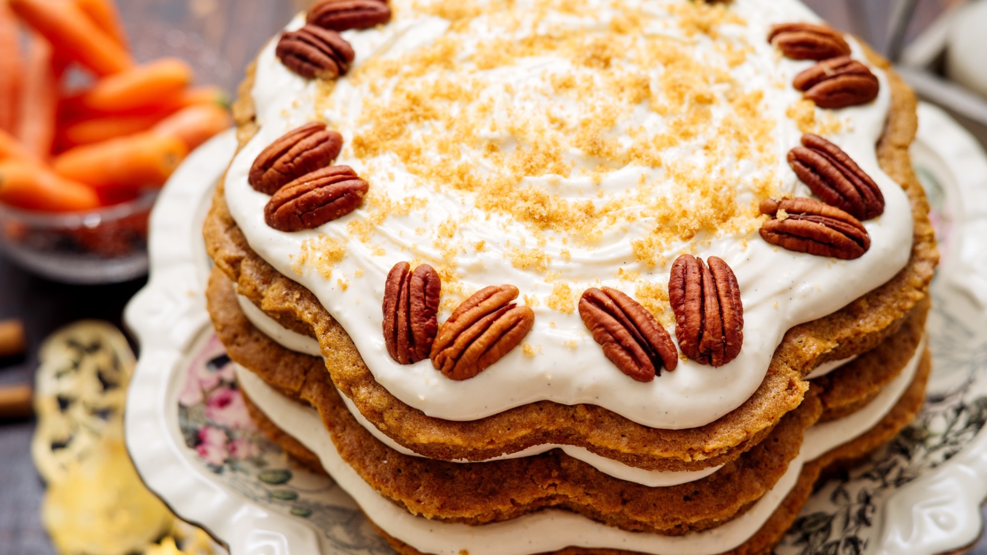 Праздничный торт со сливочным кремом и орехами 