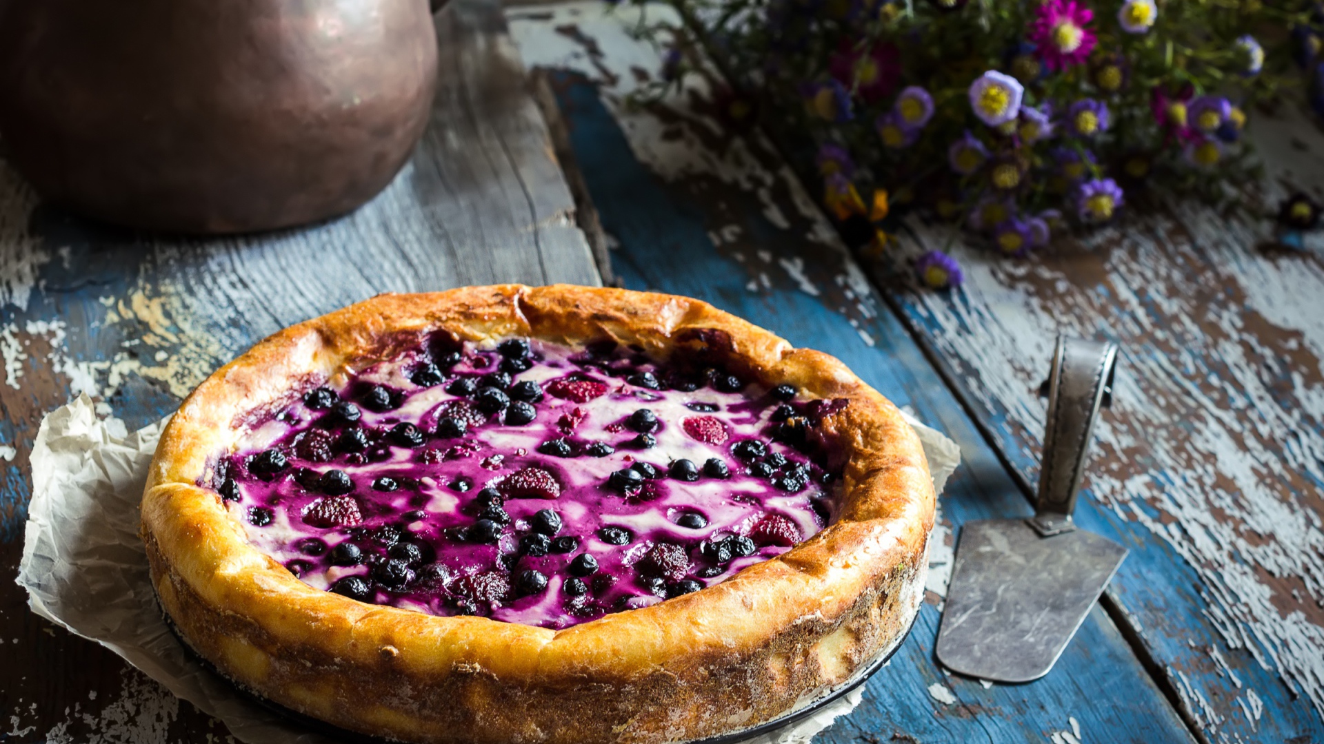 Свежий аппетитный пирог с ягодами черники