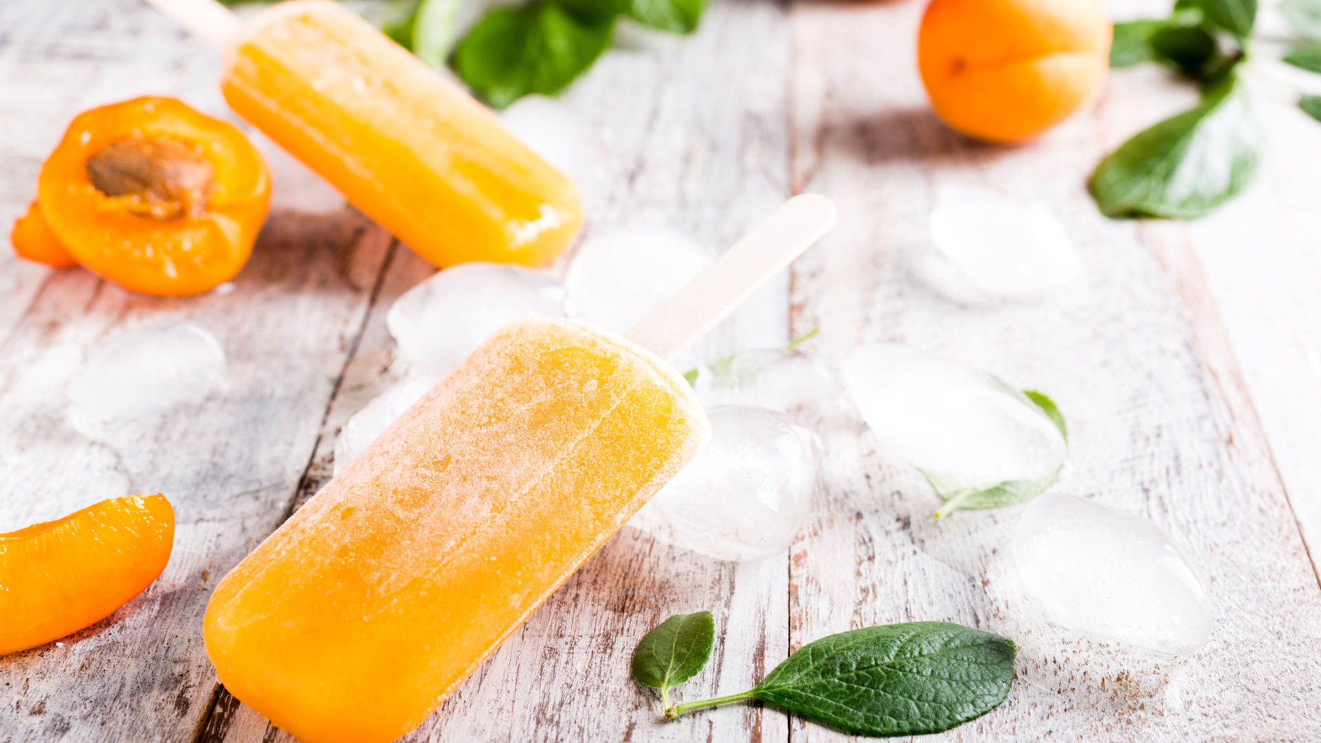 Фруктовое абрикосовое мороженое на палочке со льдом