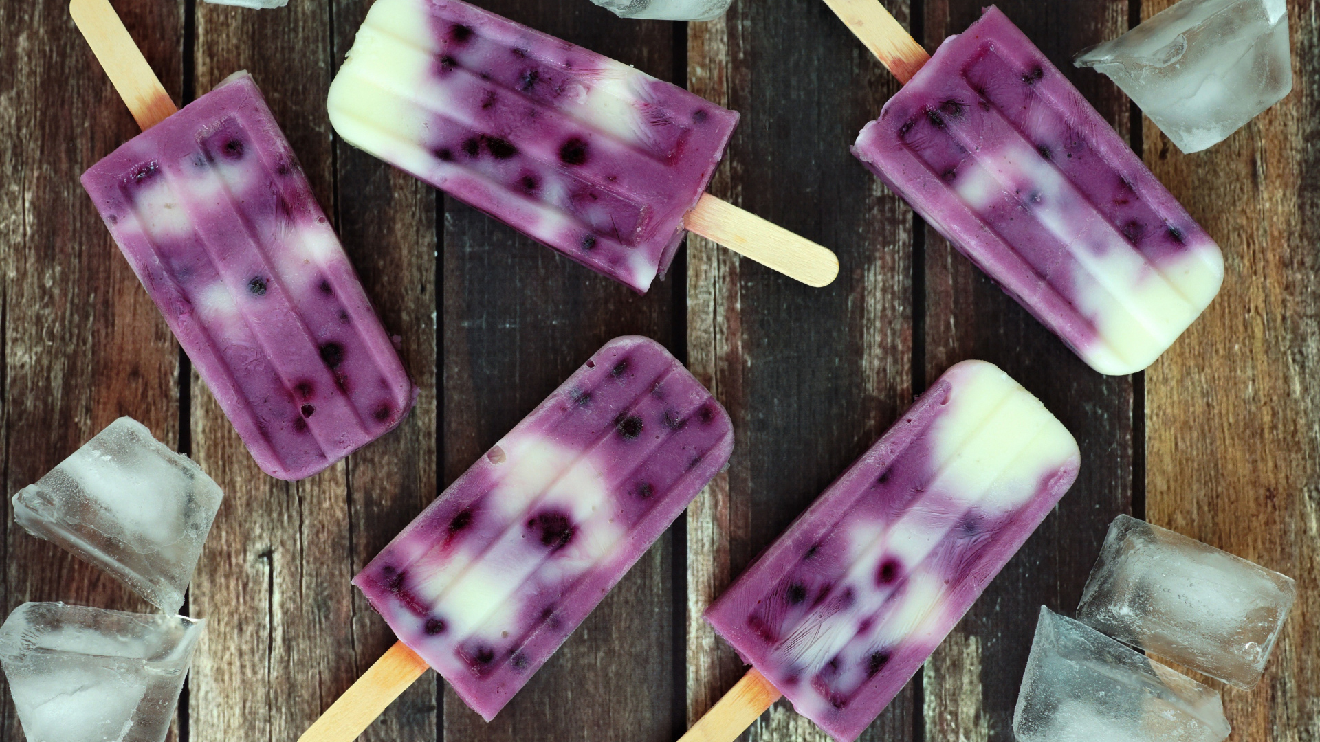 Фруктовое черничное мороженое на палочке с кусочками льда