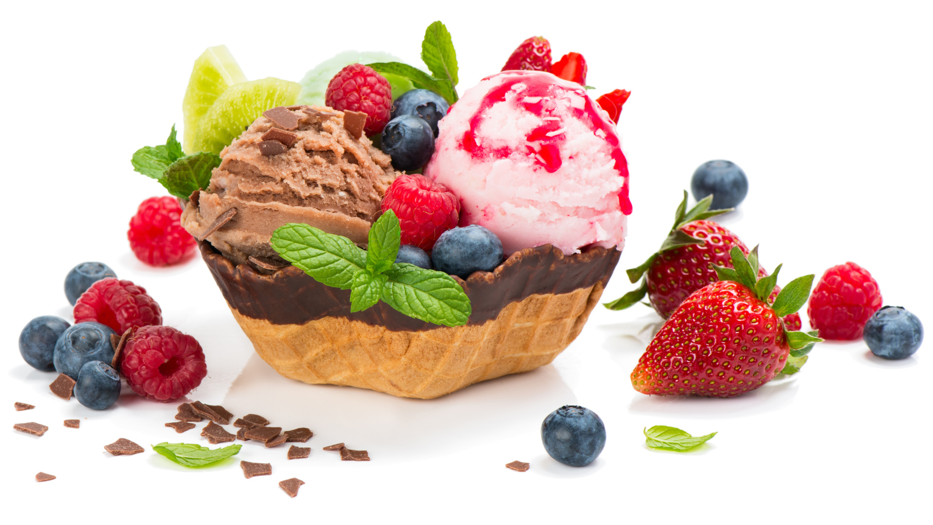 Шарики фруктового мороженого с вафельной корзинке со свежими ягодами