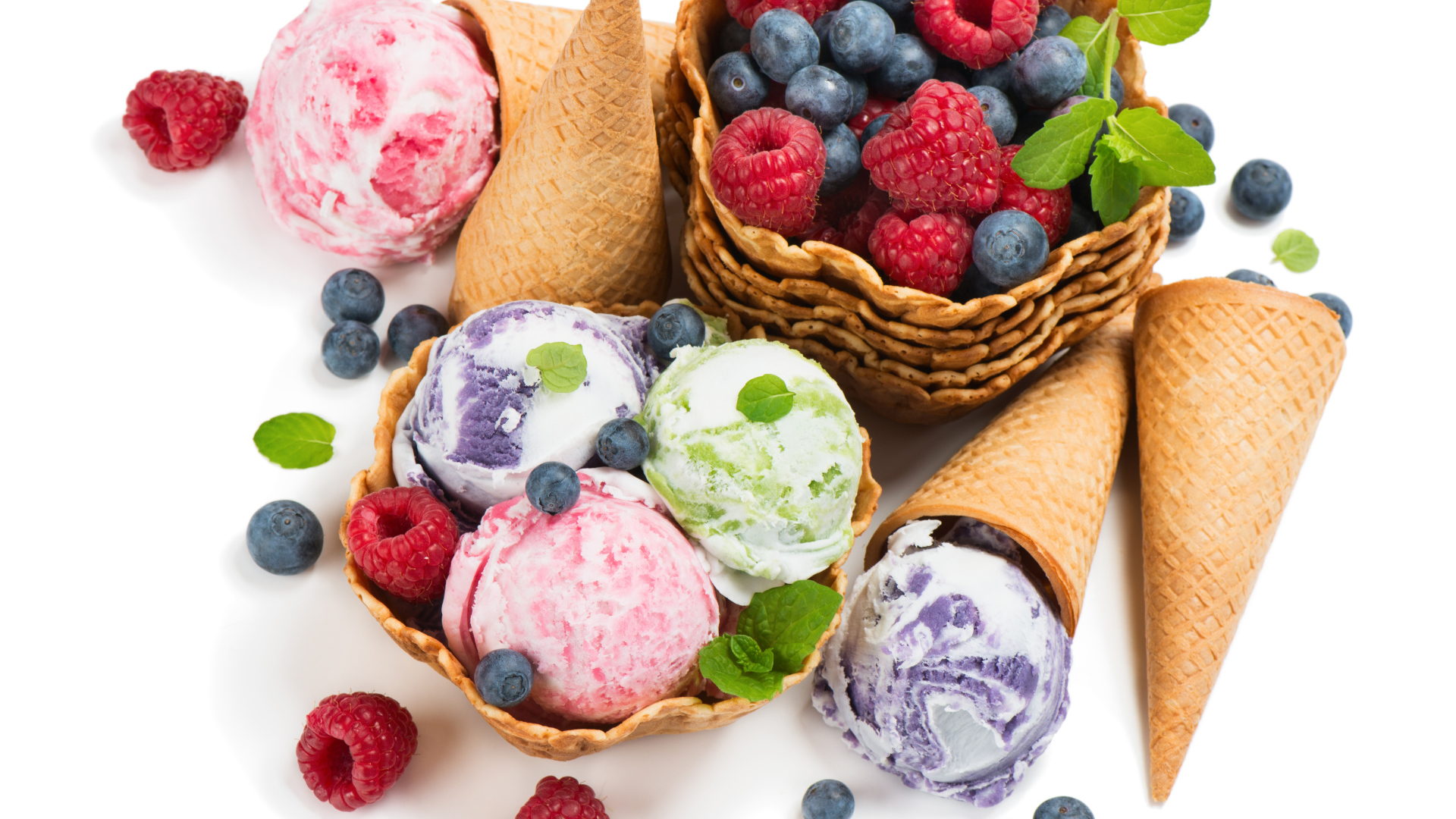 Шарики фруктового мороженого с ягодами и вафельными рожками