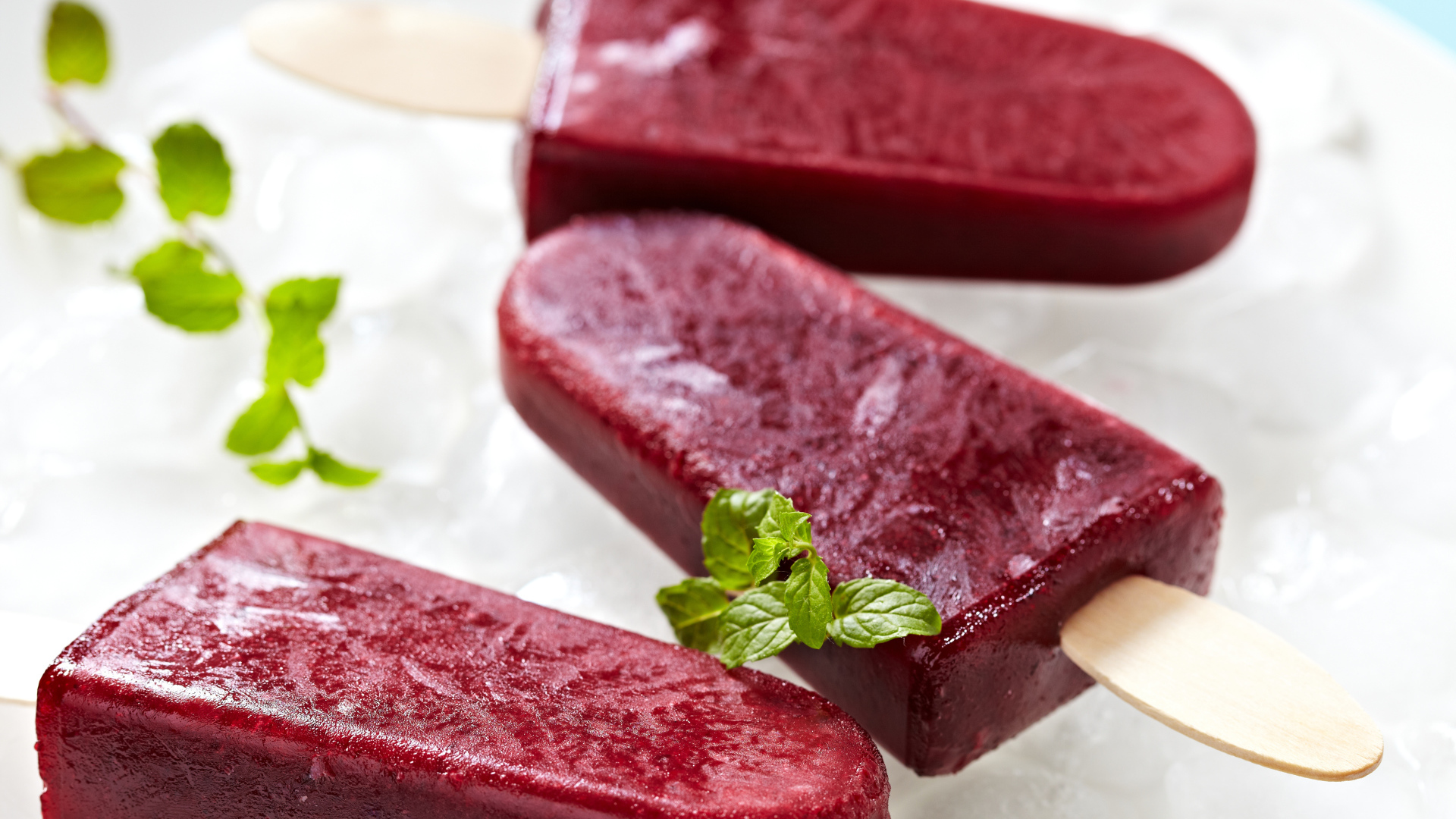 Фруктовое мороженое на палочке со свежей мятой