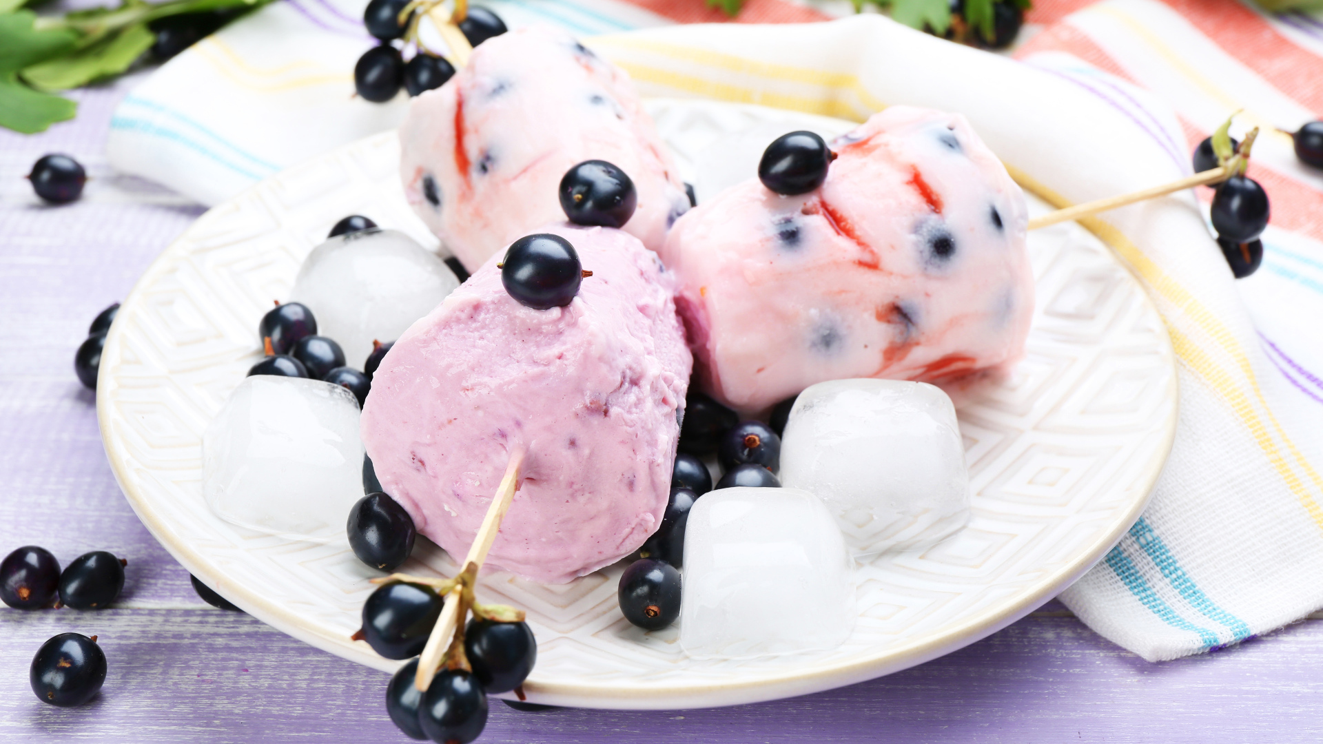 Фруктовое мороженое с ягодами черной смородины