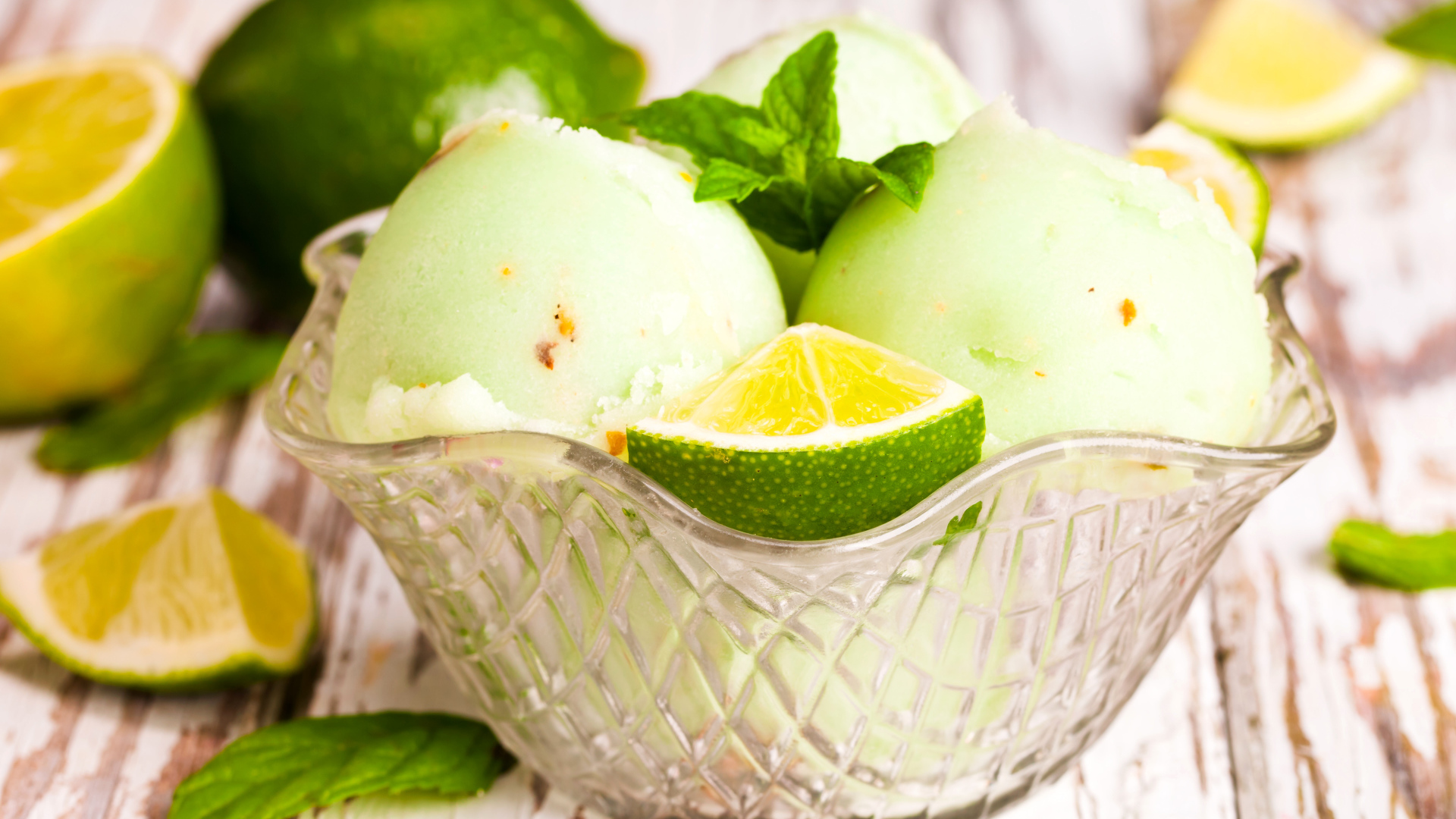 Фруктовое мороженое с лаймом и мятой 