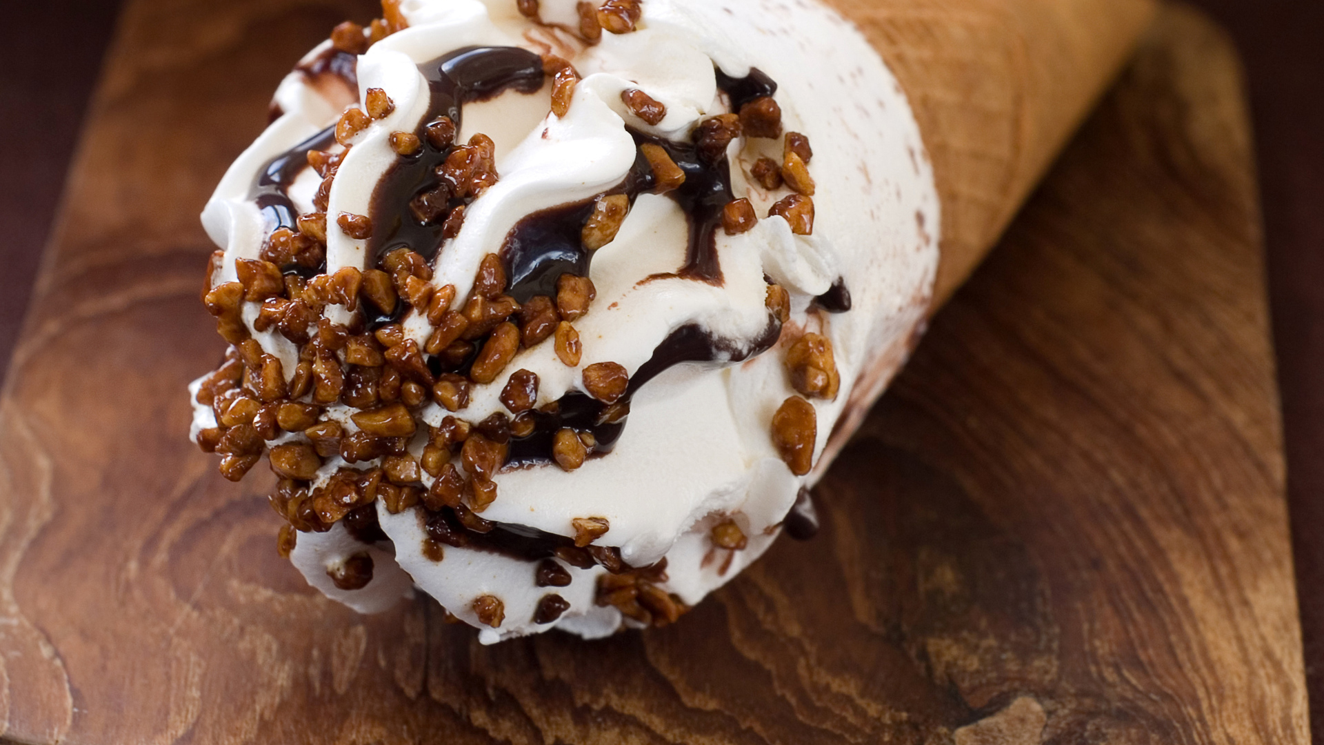 Мороженое рожок с шоколадом на разделочной доске