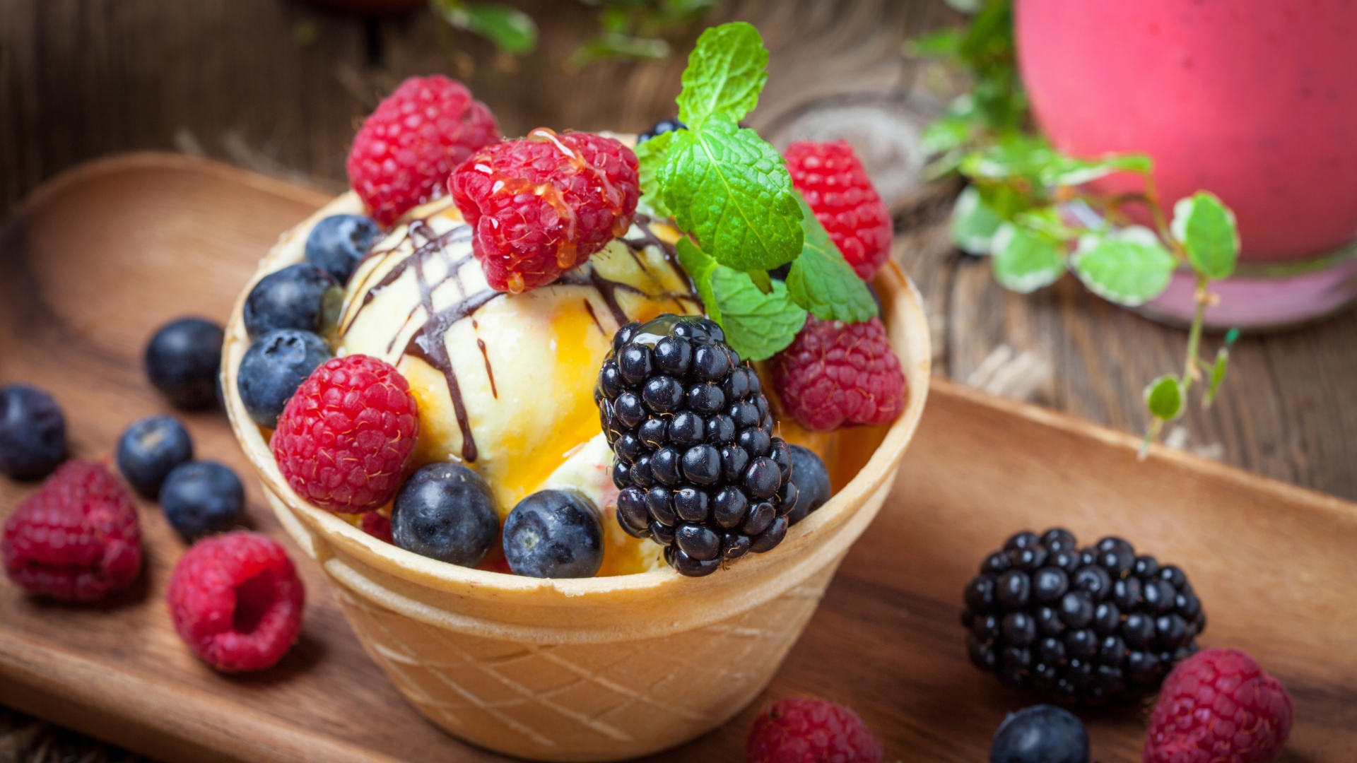 Мороженое в вафельном стаканчике со свежими фруктами 