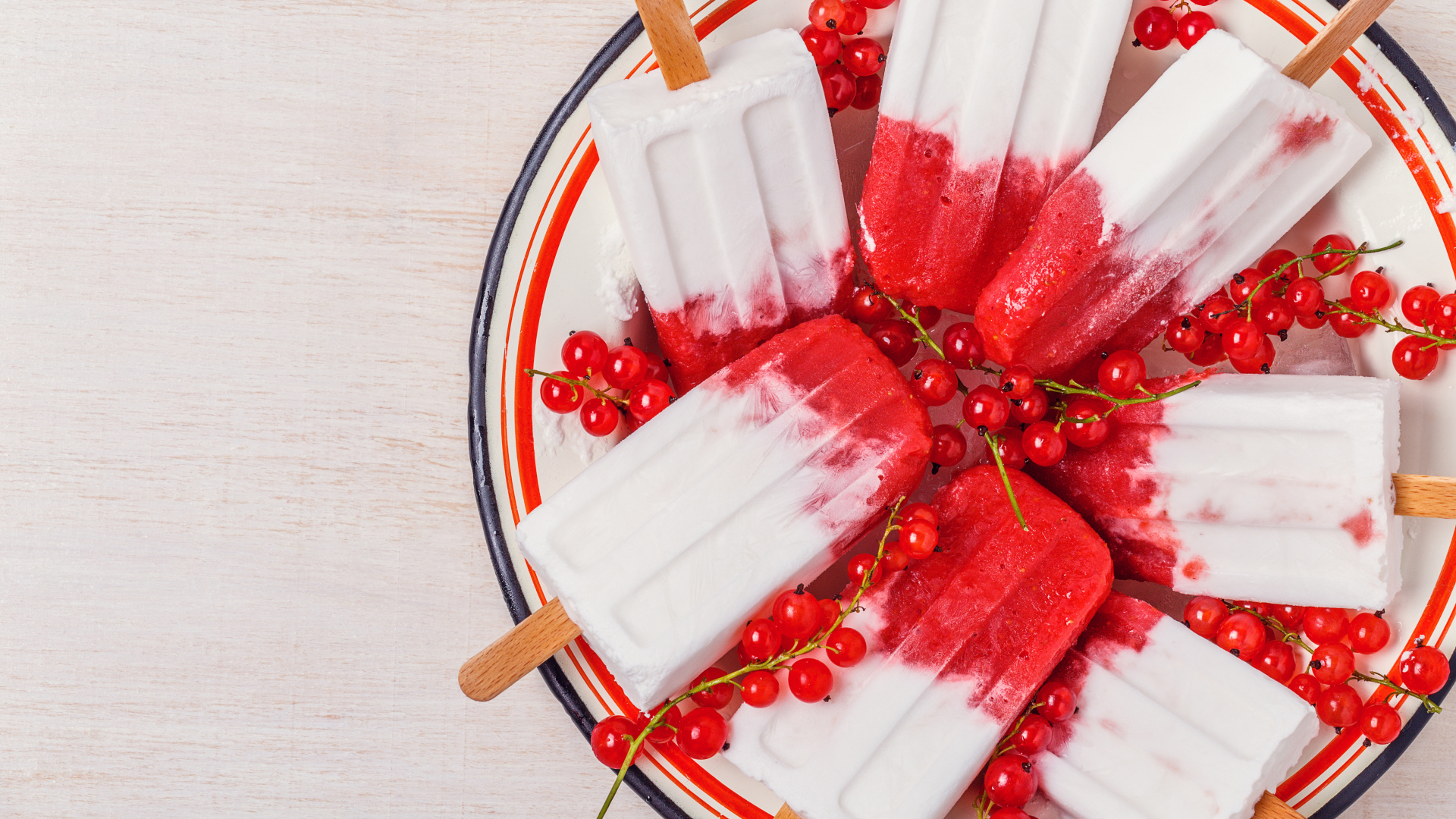 Мороженое на палочке с красной смородиной 