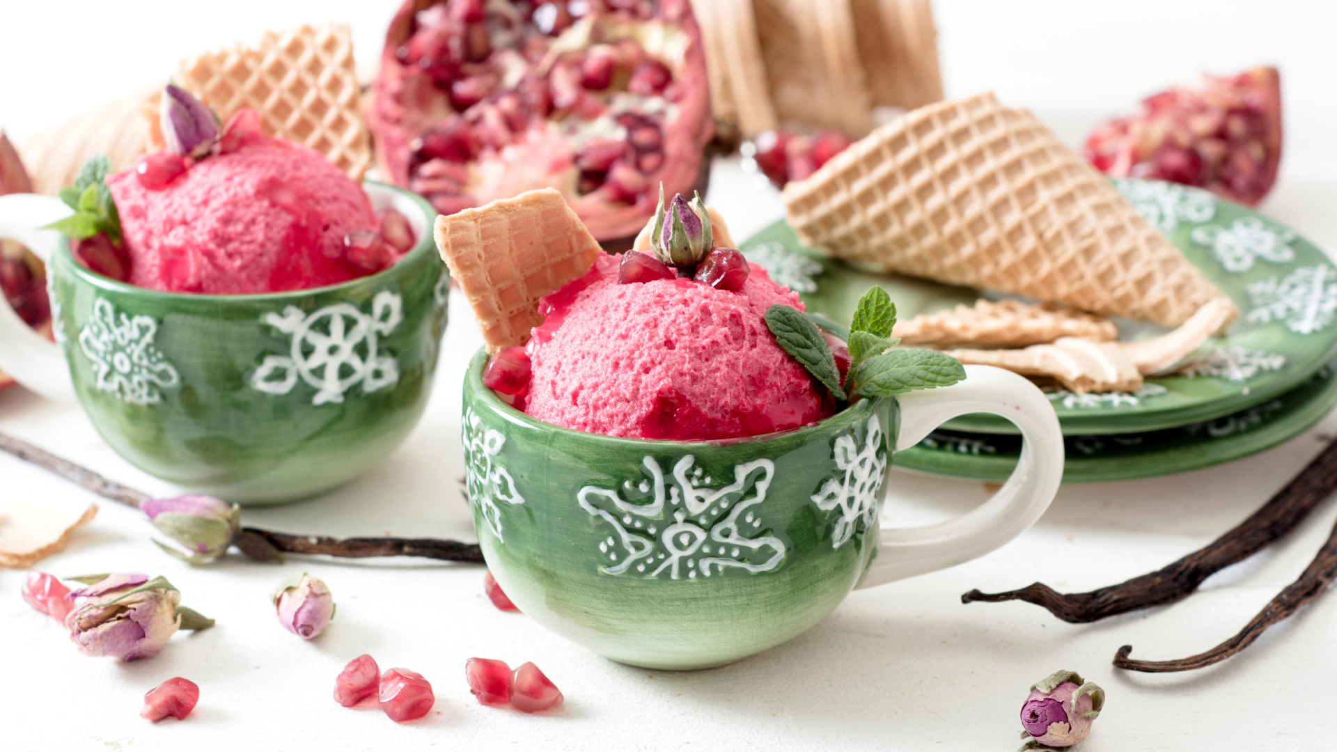 Мороженое с зернами граната в зеленых чашках на столе