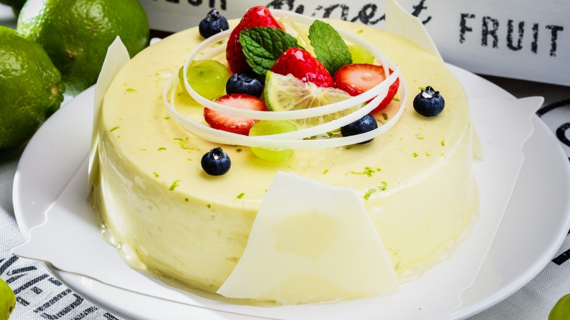 Лимонный торт со свежими фруктами 