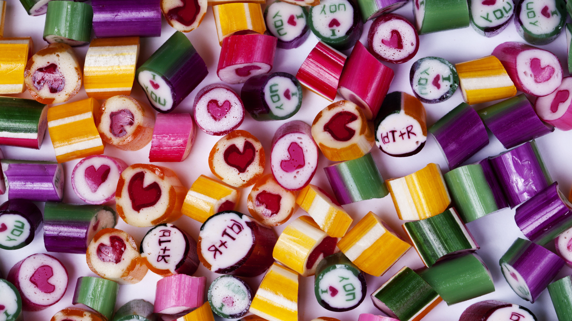 Разноцветные конфеты с надписями