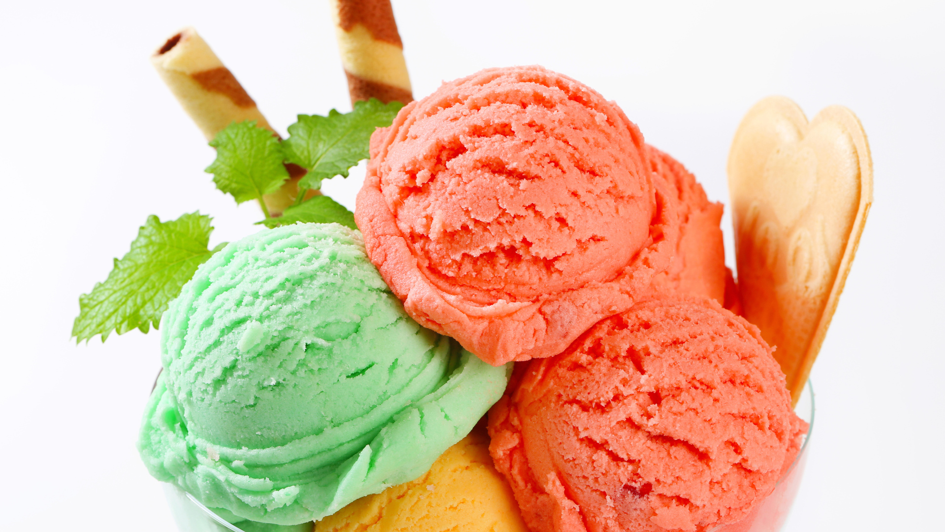 Разноцветное мороженое с печеньем 