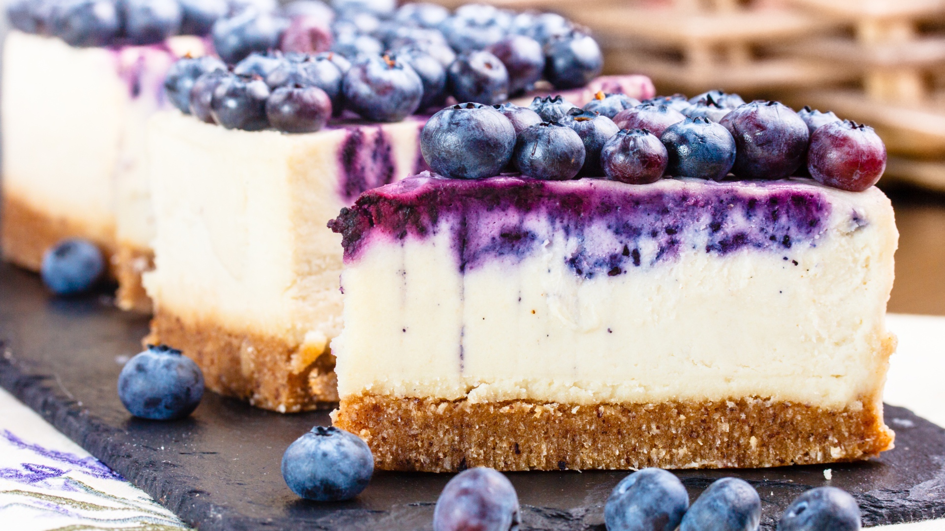 Кусочки чизкейка с ягодами вкусной черники