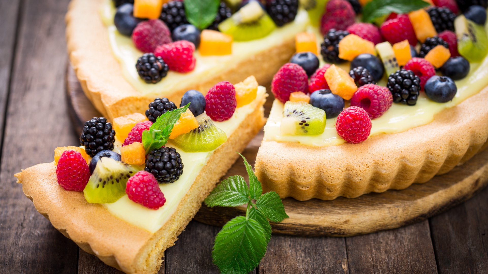 Песочный пирог со свежими ягодами и мятой