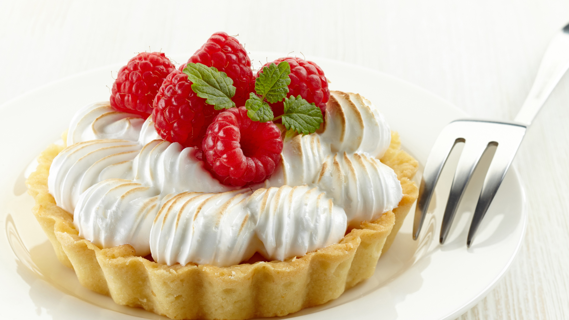 Песочное пирожное со сливками и свежей малиной