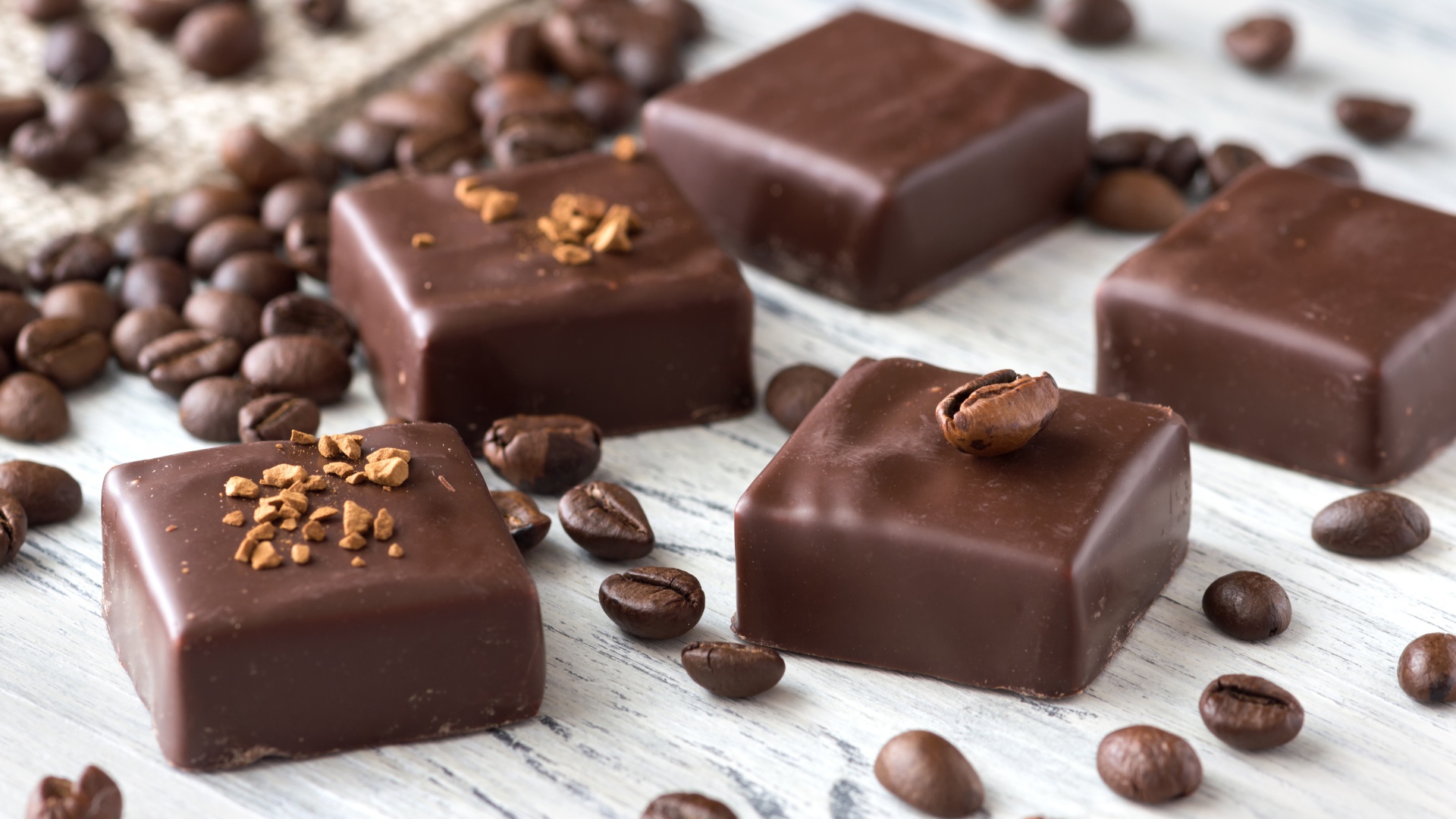 Квадратные шоколадные конфеты с кофейными зернами
