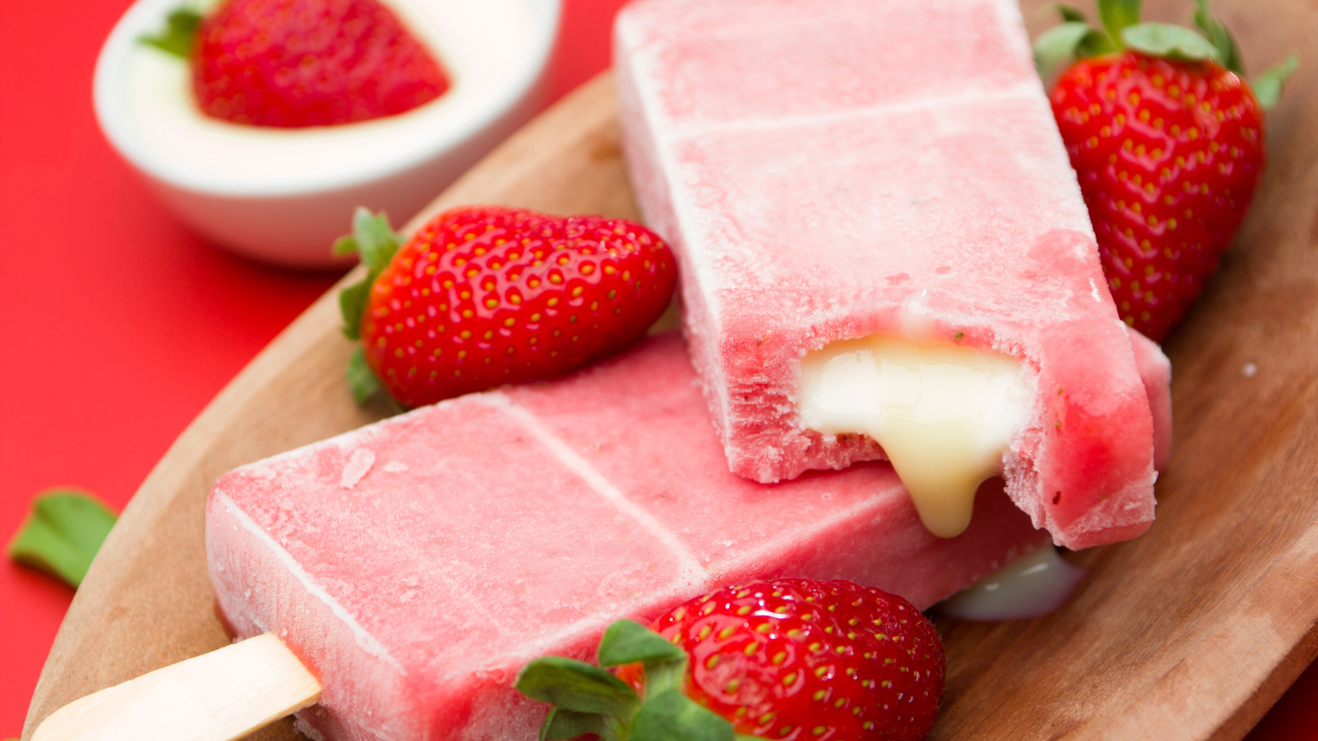 Клубничное мороженое на палочке со сгущенкой