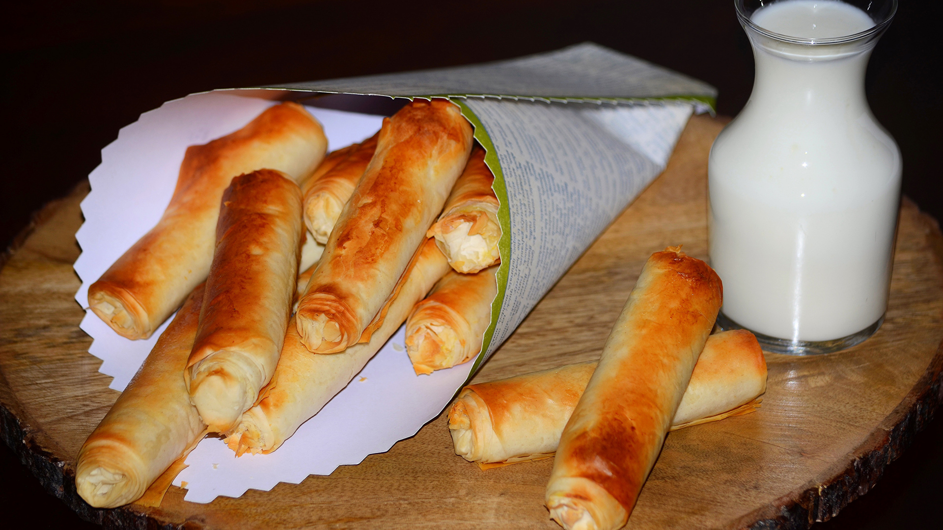 Сладкая выпечка с творогом на столе с кувшином молока