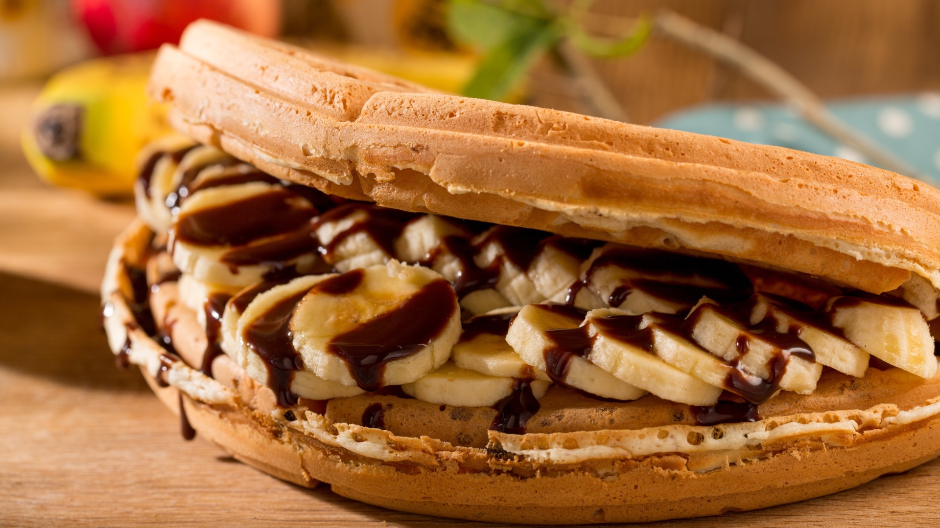 Сладкие вафли с бананами и шоколадом