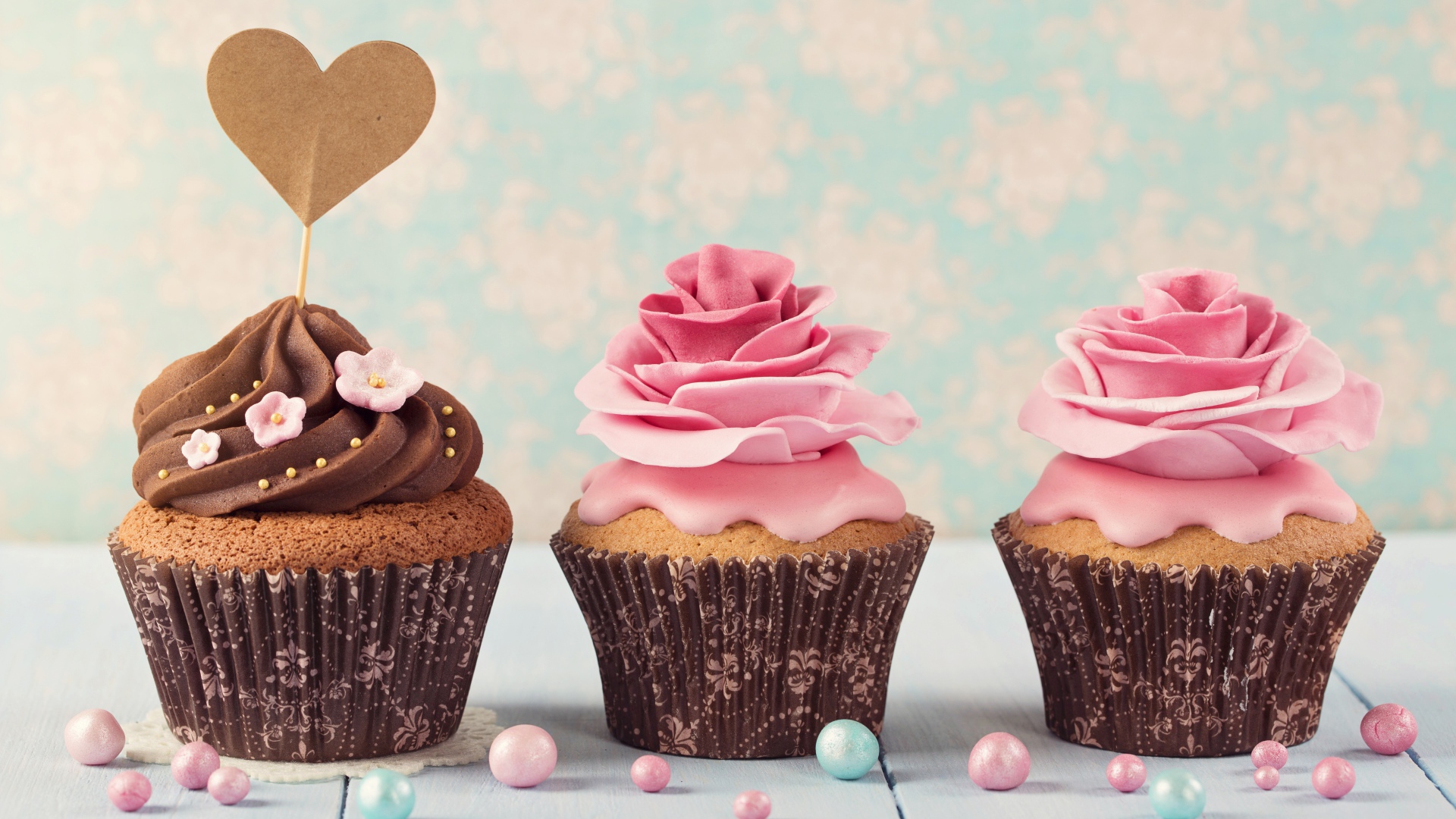 Три аппетитных капкейка с розочками из крема