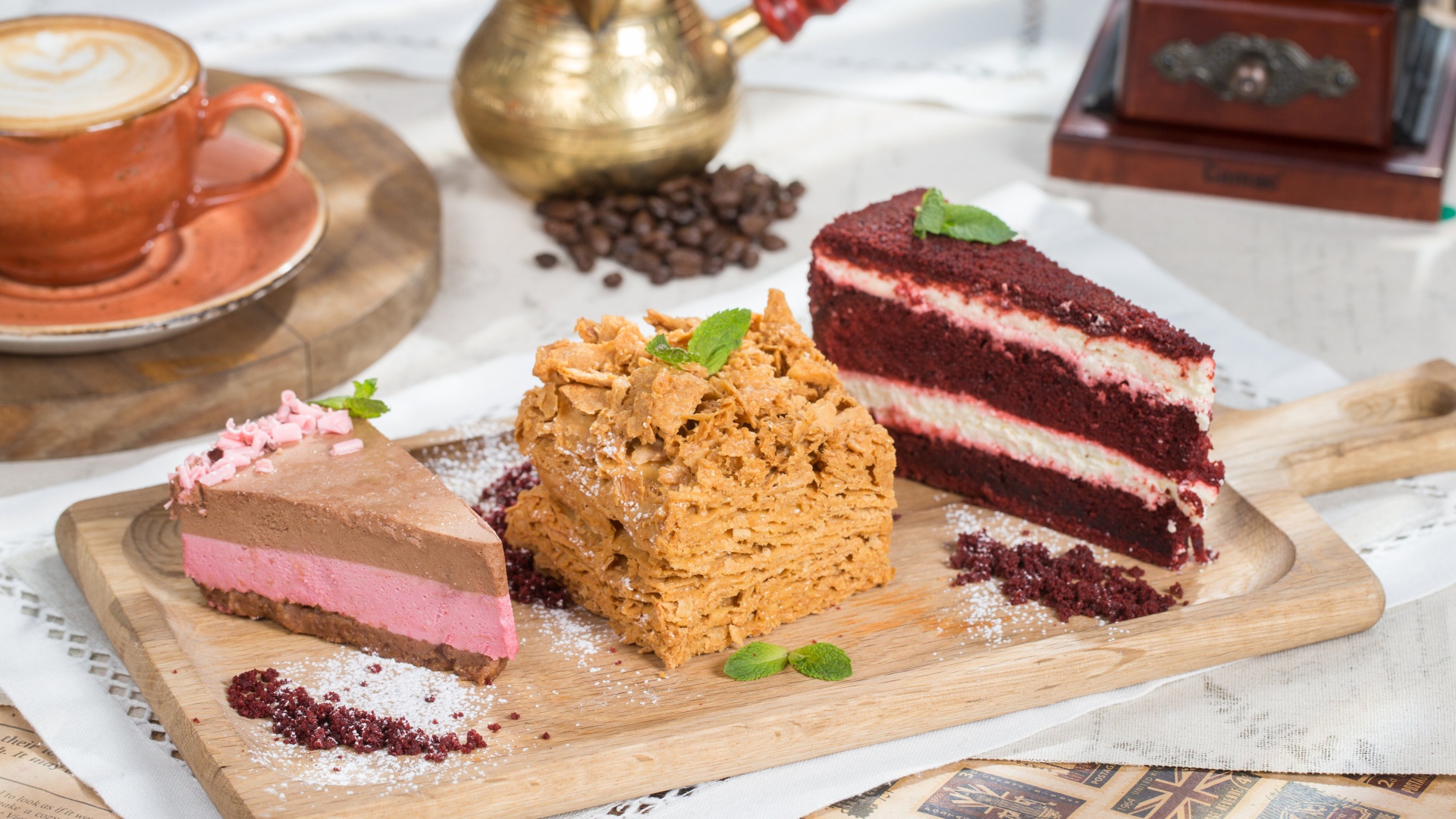 Три аппетитных куска торта на разделочной доске
