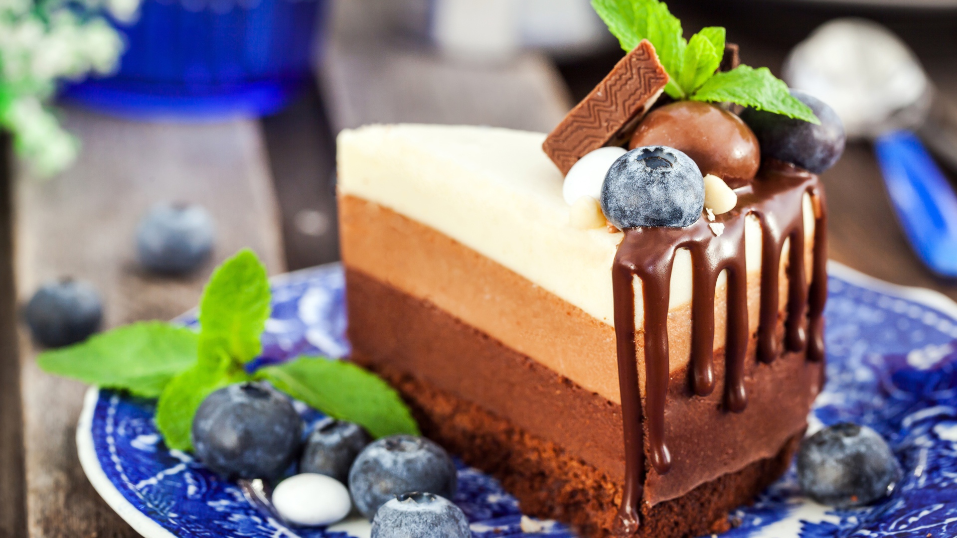 Торт три шоколада с ягодами черники