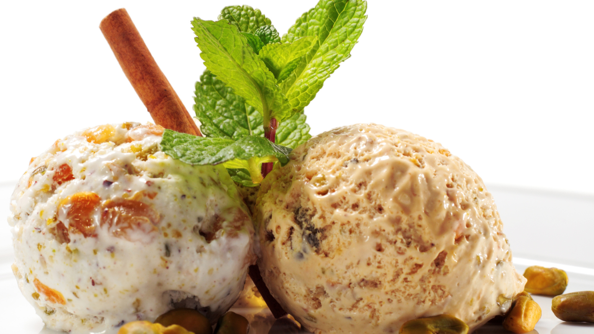 Два шарика мороженого с корицей и мятой