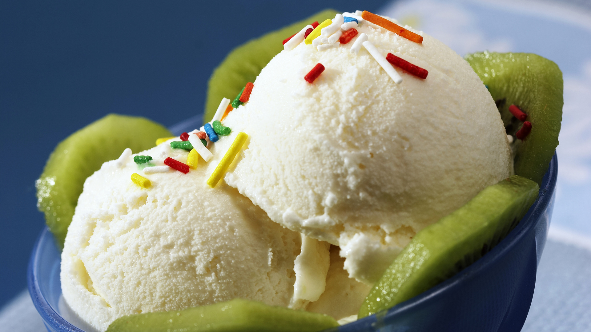 Ванильное мороженое с кусочками киви в синей тарелке