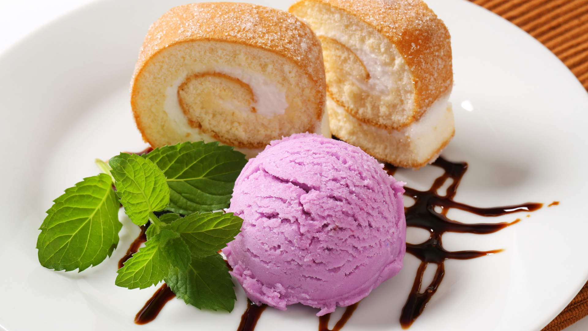 Ванильный рулет с мороженым 