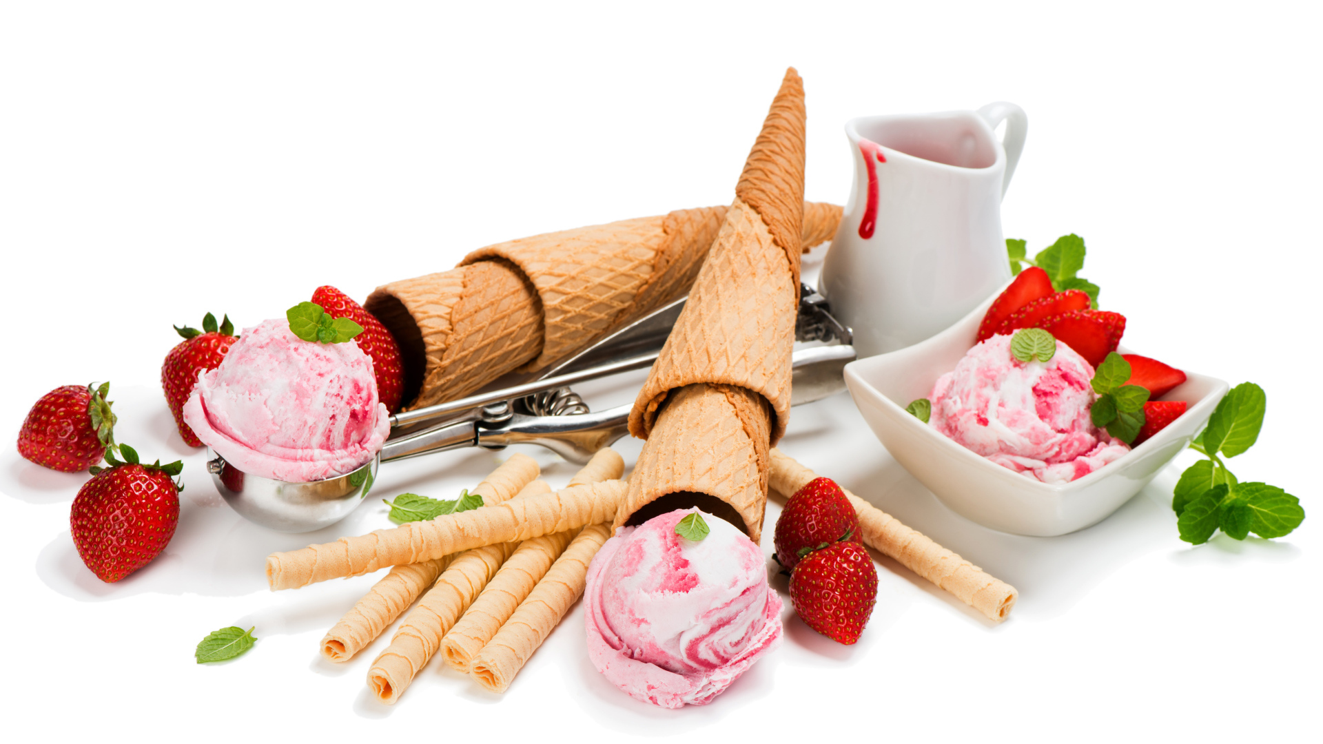 Вафельные трубочки с шариками мороженого и свежей клубникой на белом фоне