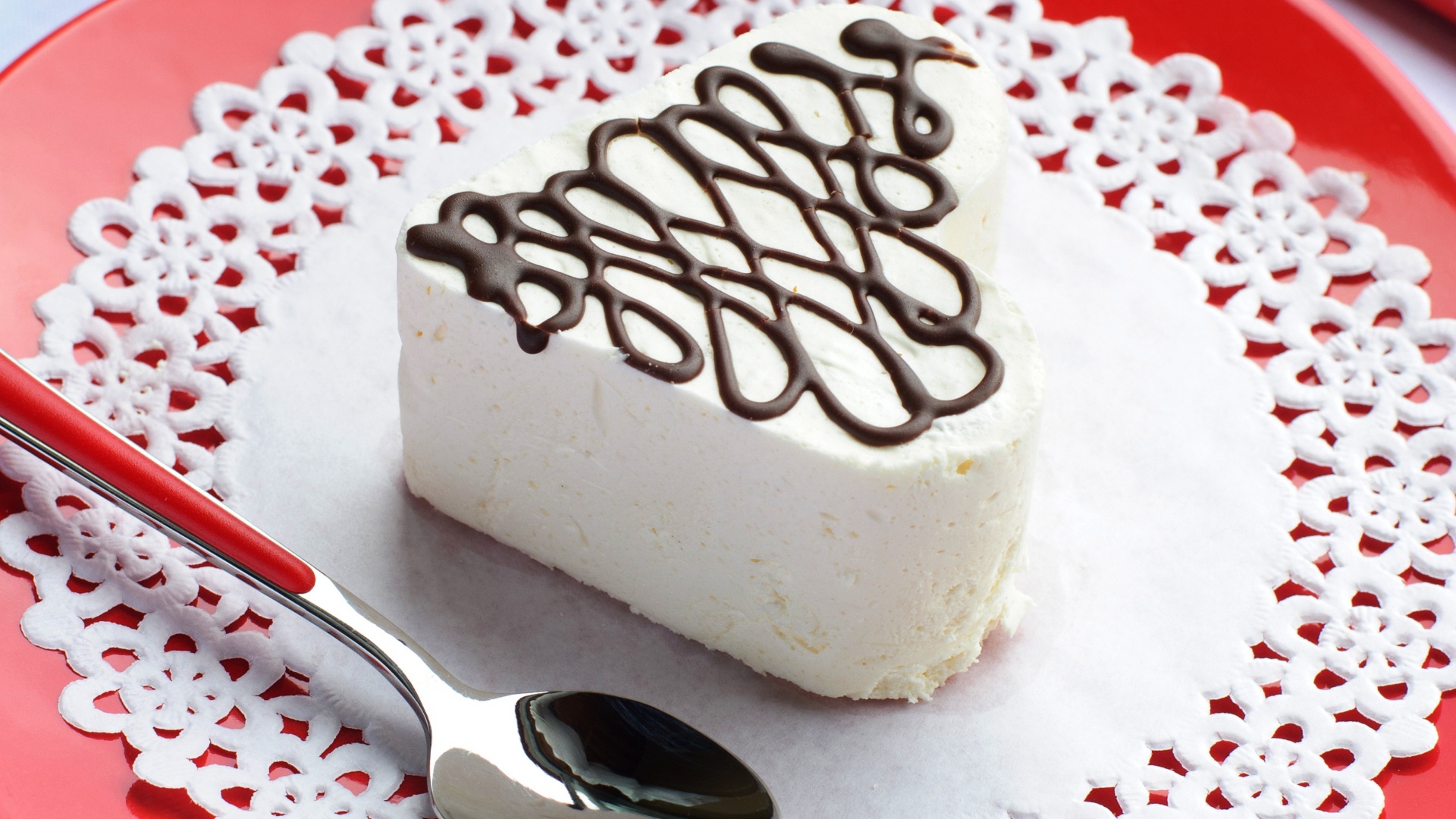 Белое пирожное в форме сердца с шоколадом