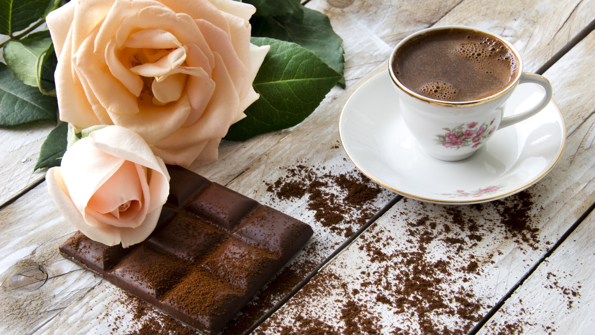 Чашка кофе с черным шоколадом и розой 