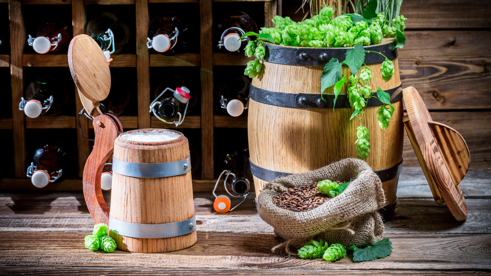 Бокал пива и деревянная бочка с хмелем на столе