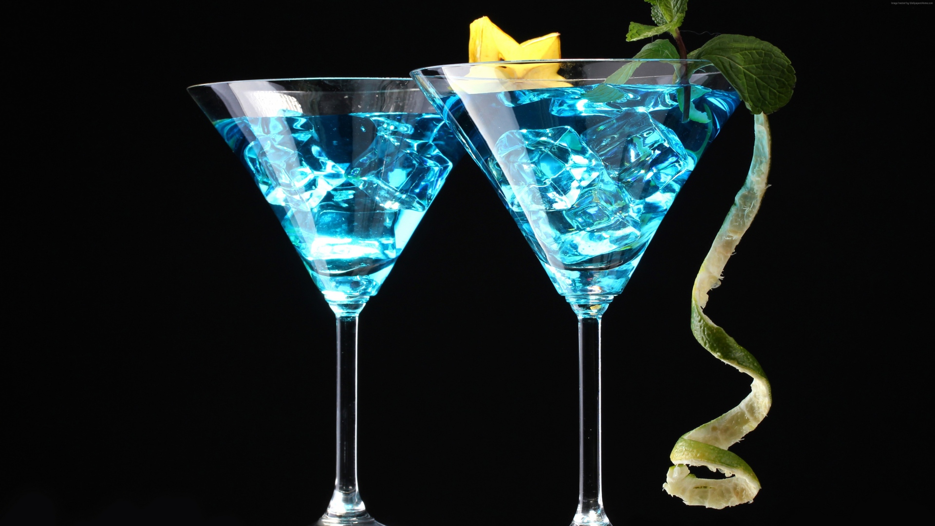 Коктейль Бомбей со льдом, лаймом и джиной на черном фоне