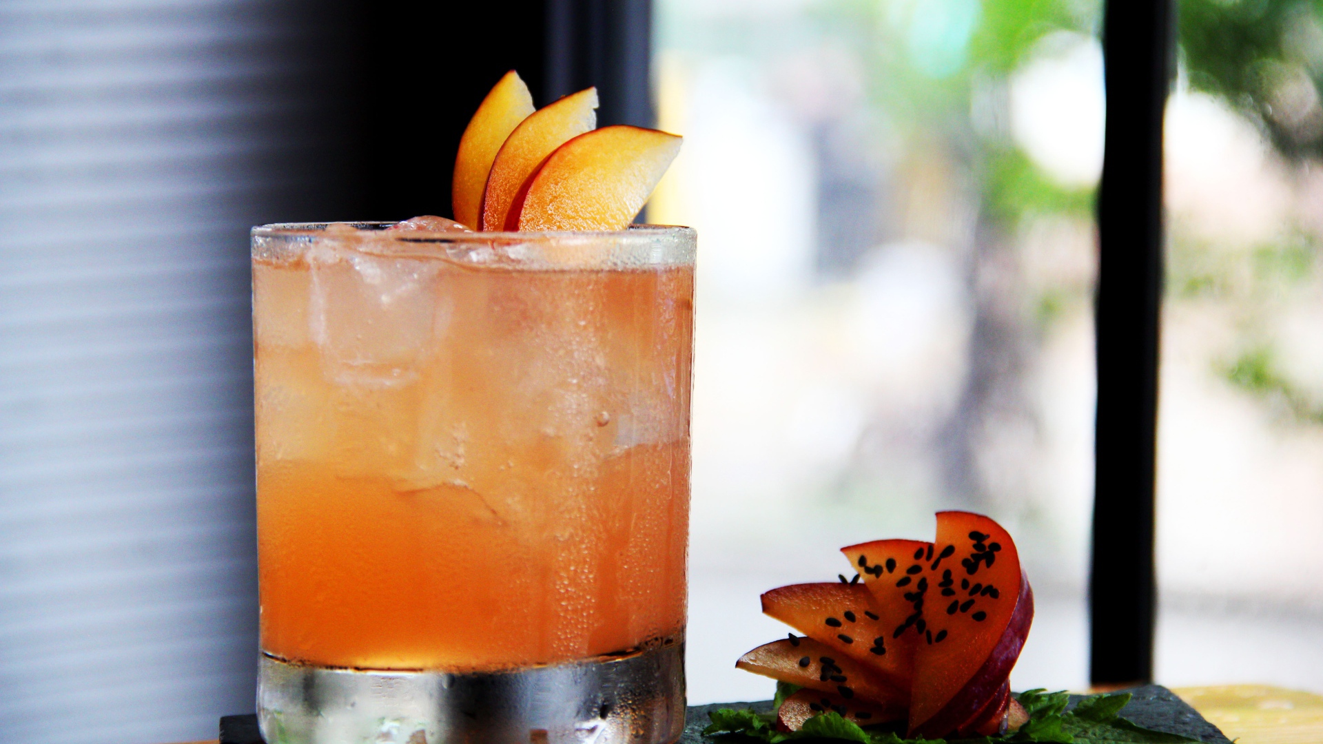 Коктейль с ромом, льдом, кусочками манго и мятой  в стакане