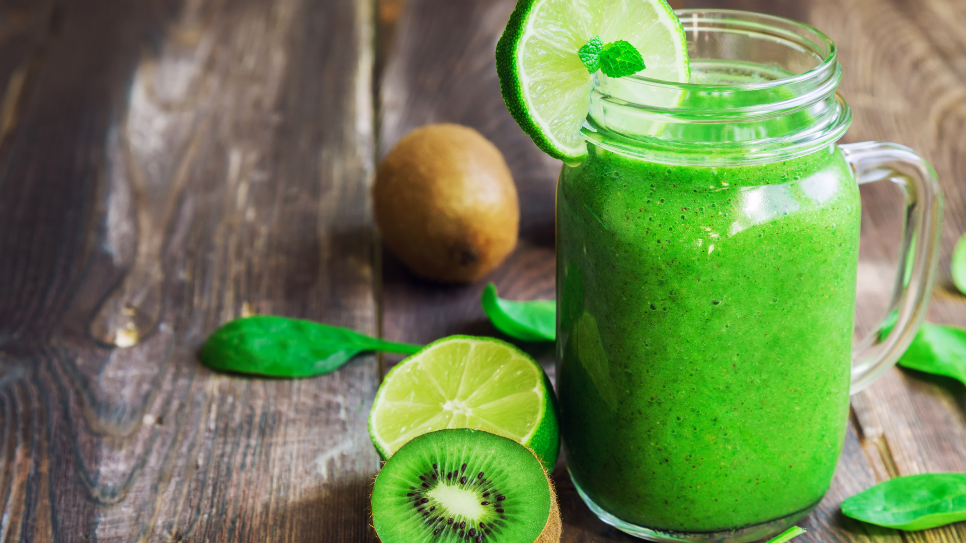 Вкусный зеленый коктейль с киви и лаймом 