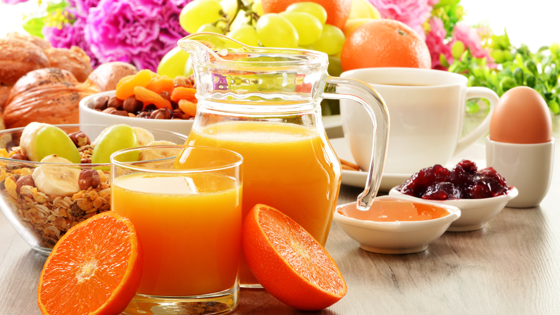 Свежевыжатый апельсиновый сок на завтрак 