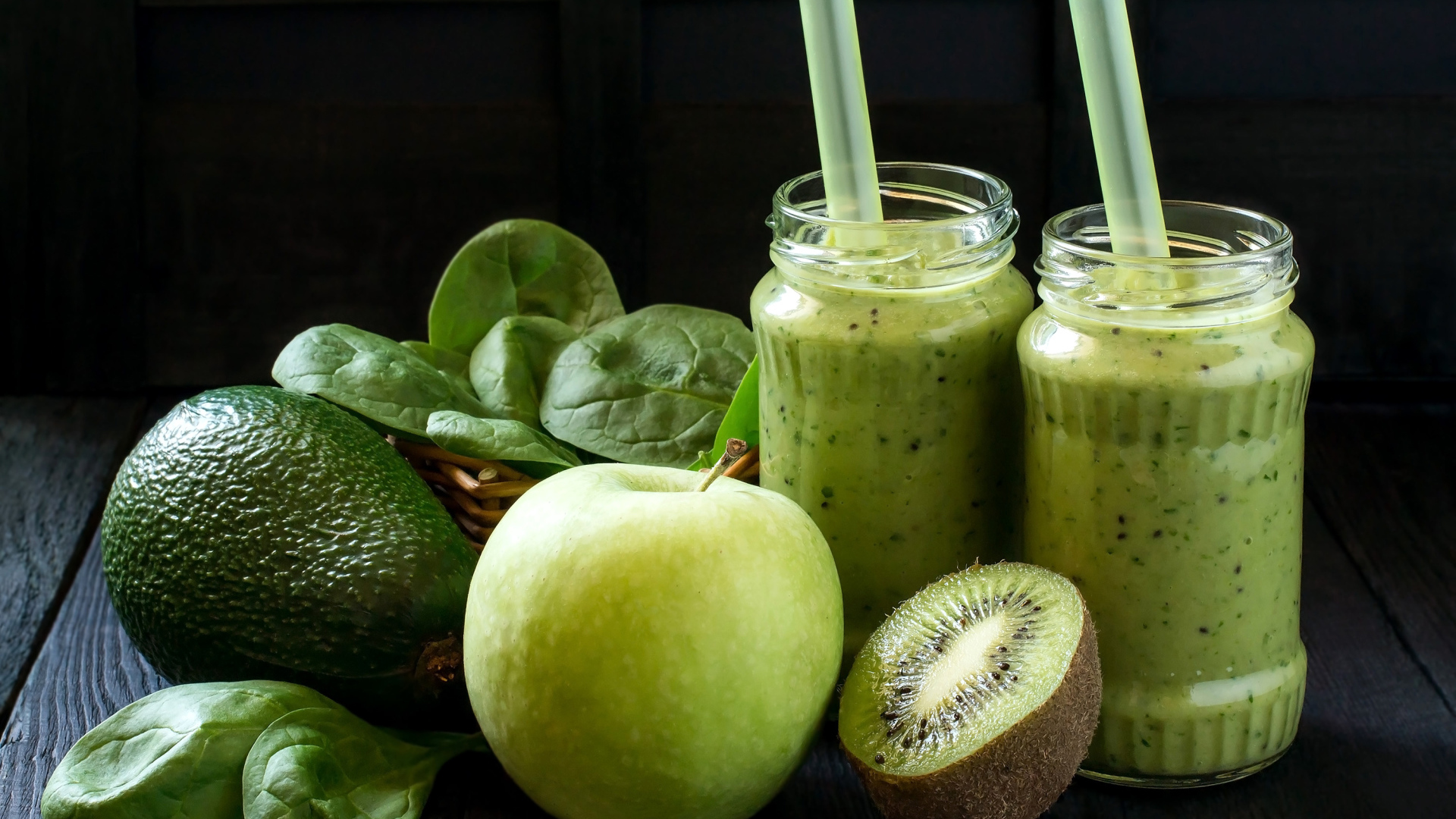 Зеленый коктейль с киви, авокадо и зеленым яблоком 