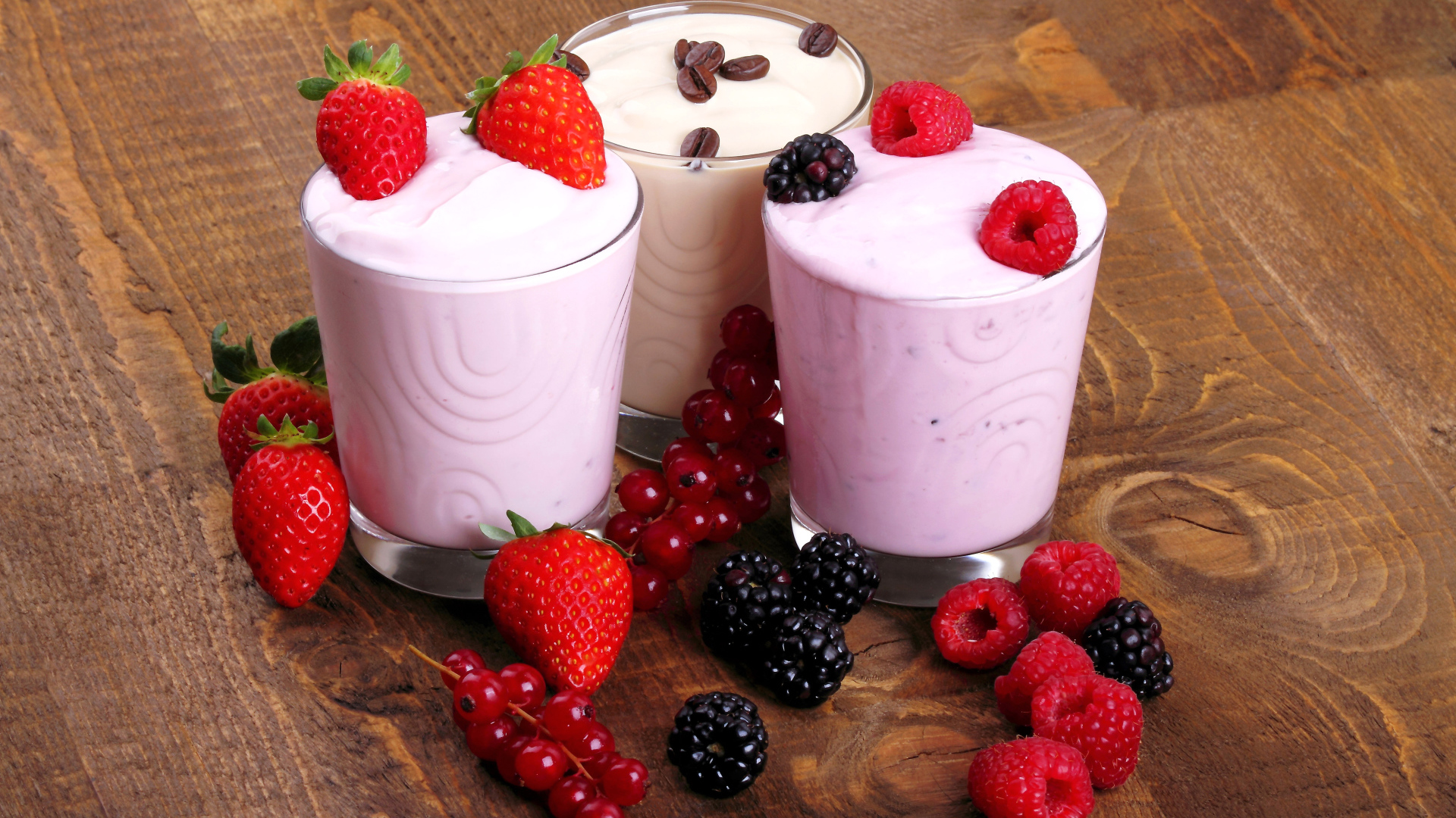 Молочные  коктейли с ягодами малины, клубники и ежевики 
