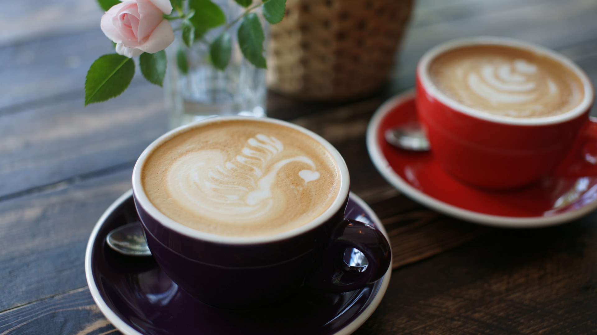 Две чашки кофе на столе с розовой розой