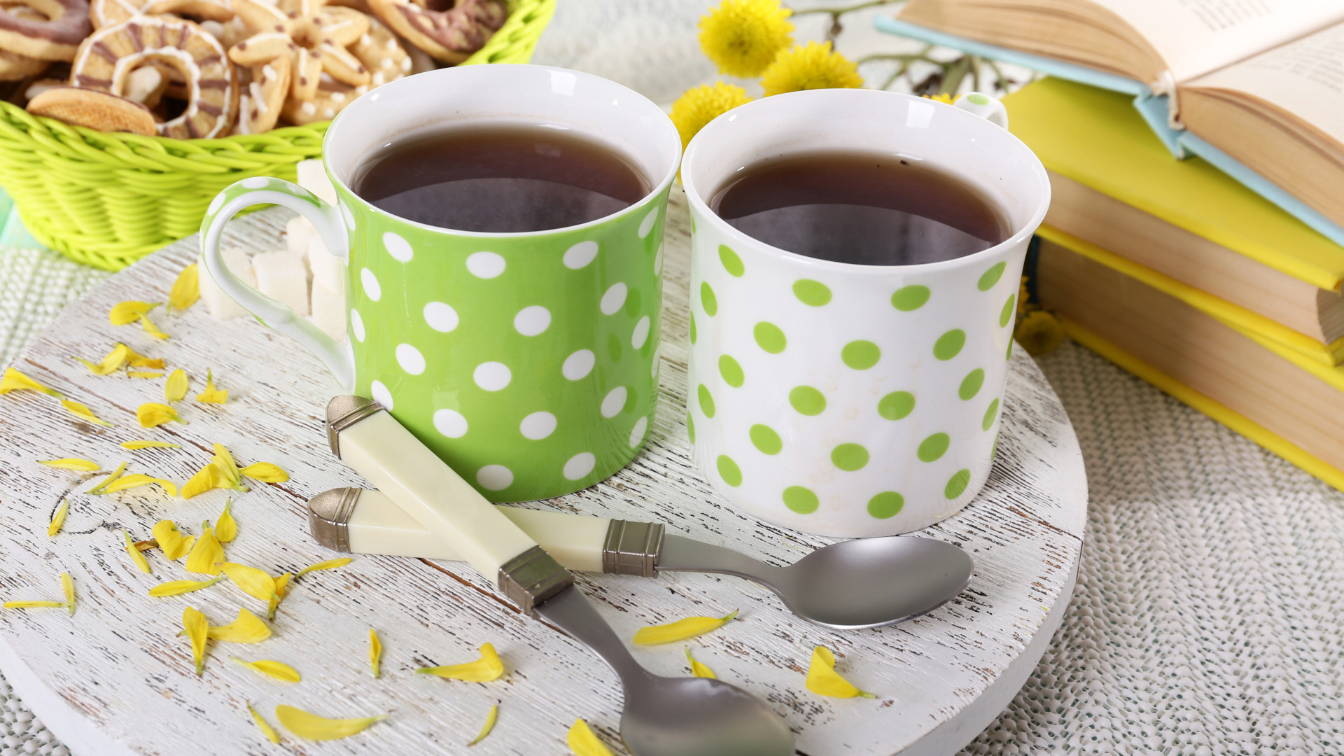 Две чашки ароматного чая с печеньем 