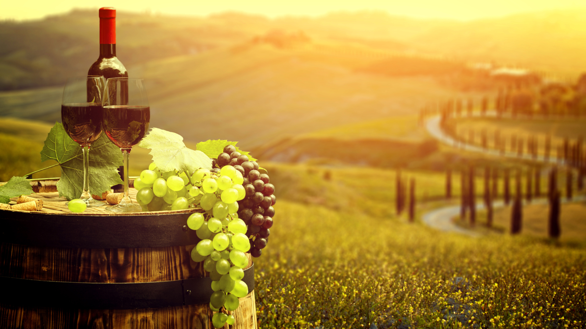 Два бокала с красным вином и свежий виноград на бочке 