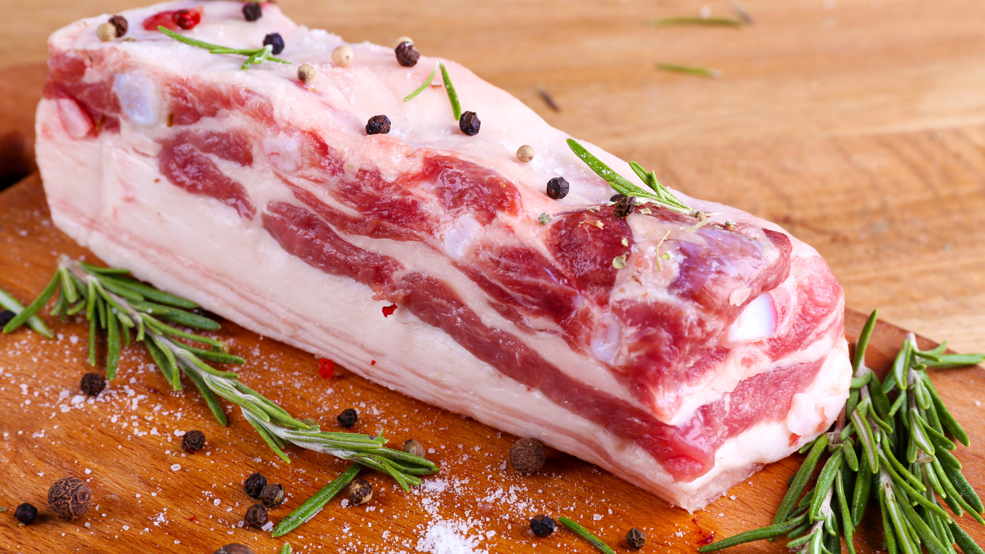 Аппетитное свежее сало со специями и базиликом