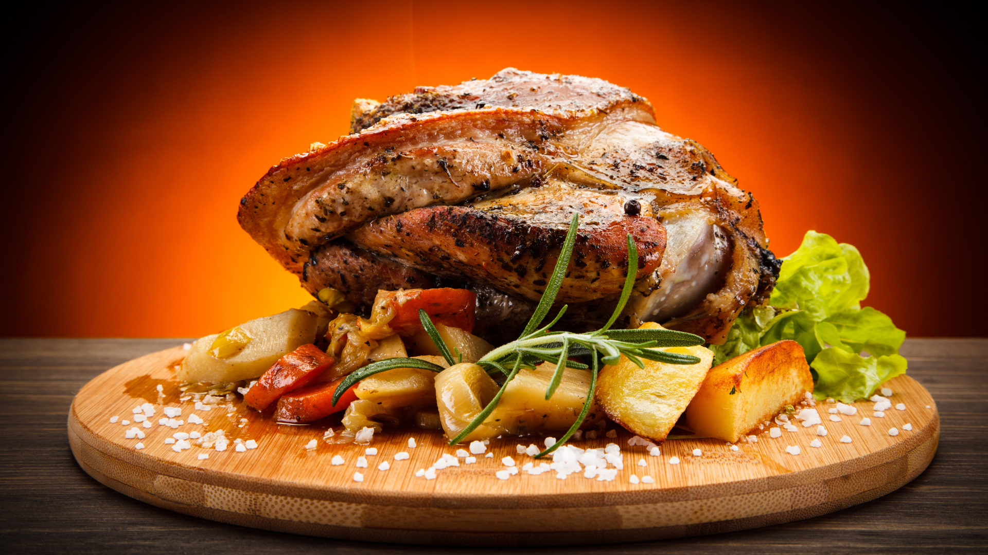 Аппетитный сочный кусок мяса с овощами и солью на разделочной доске