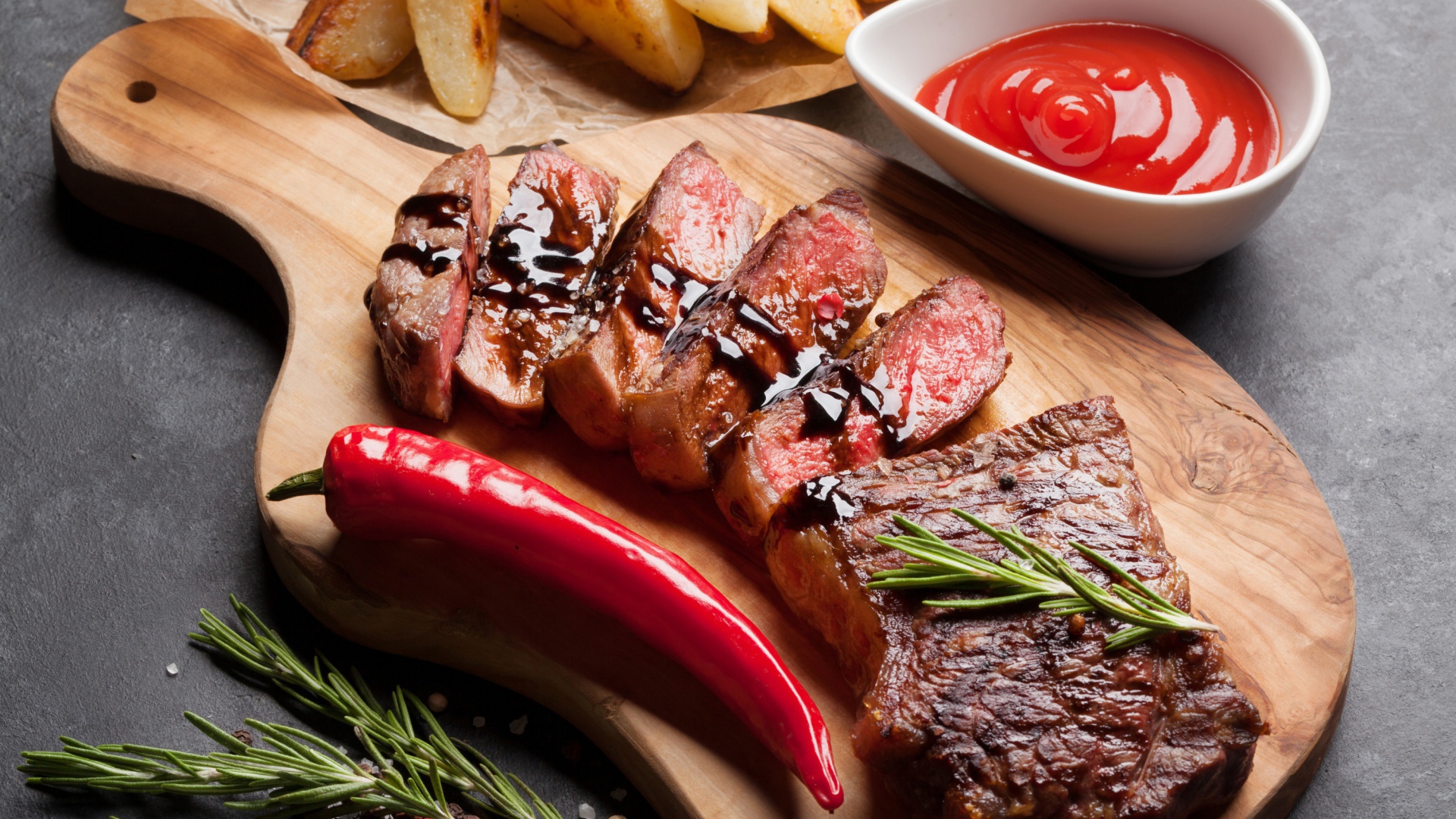 Аппетитный сочный стейк с соусом, красным перцем и специями на столе