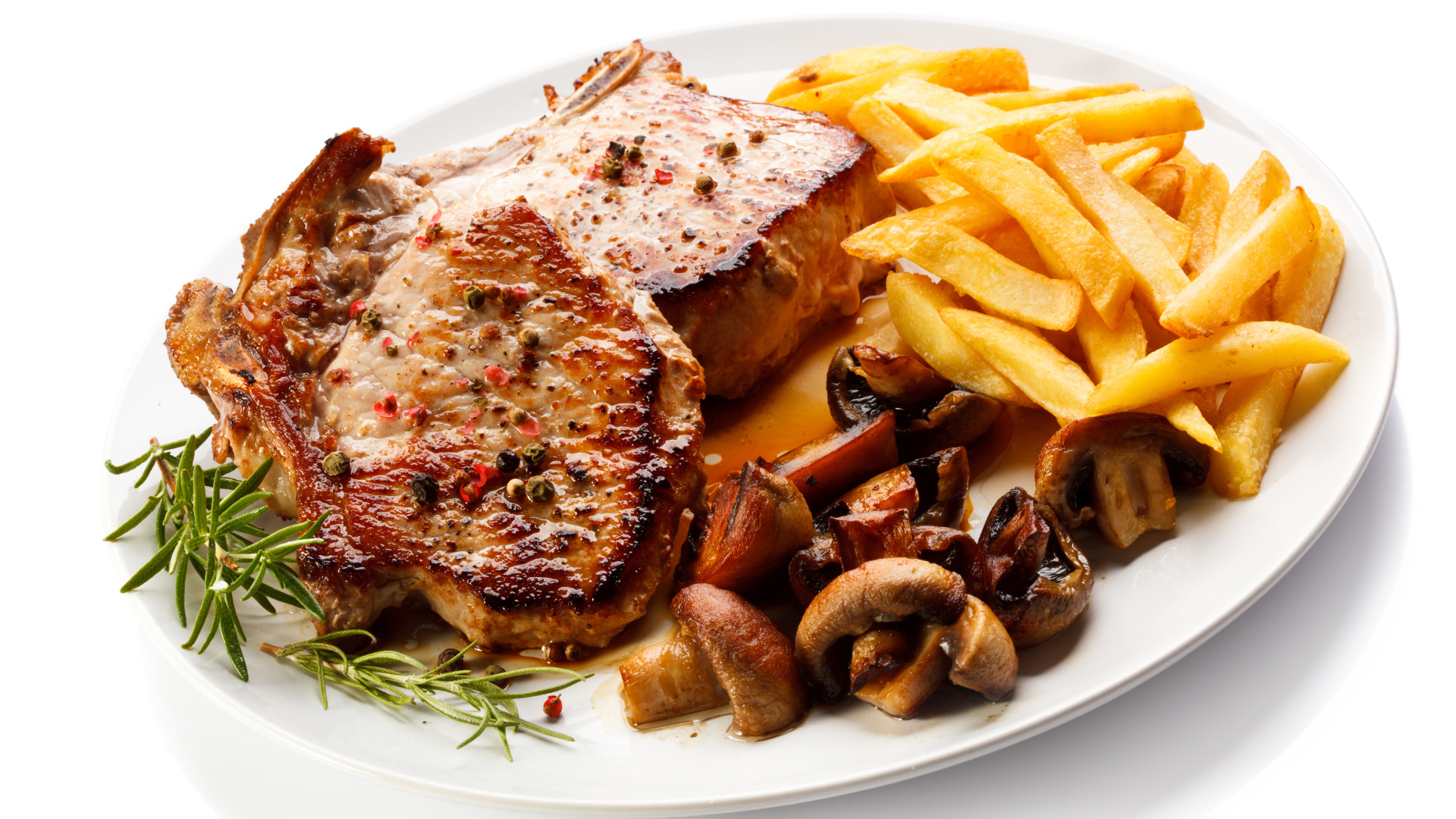 Аппетитный кусок жареного  мяса с картошкой фри и грибами 