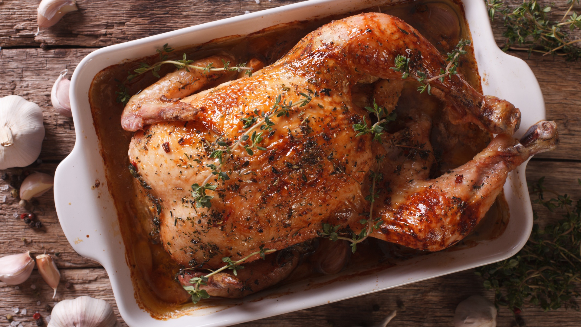 Запеченная аппетитная курица на со специями на столе