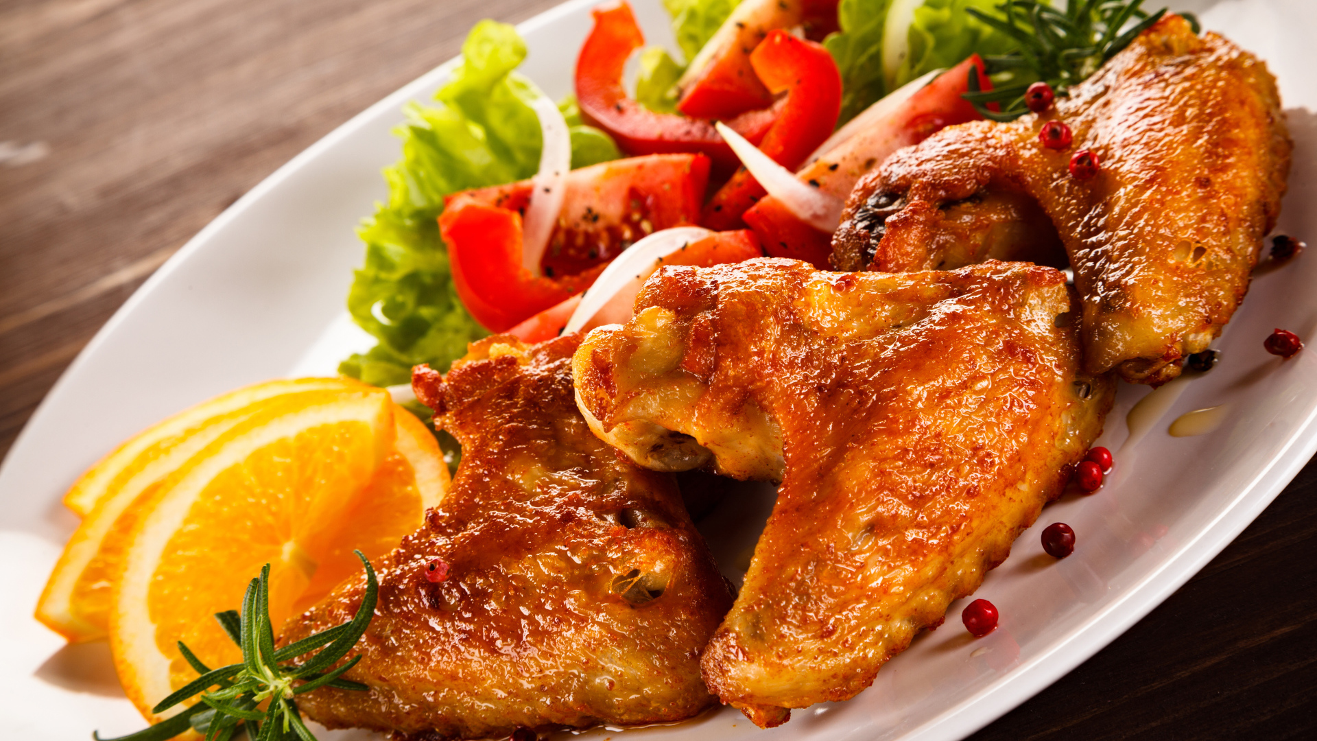 Запеченные куриные крылышки с овощами 