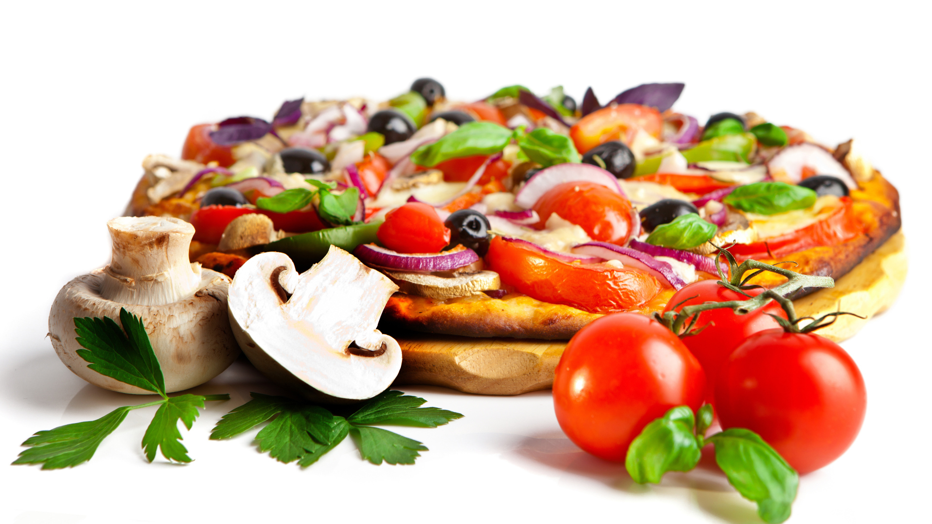 Аппетитная пицца со свежими грибами и помидорами на белом фоне