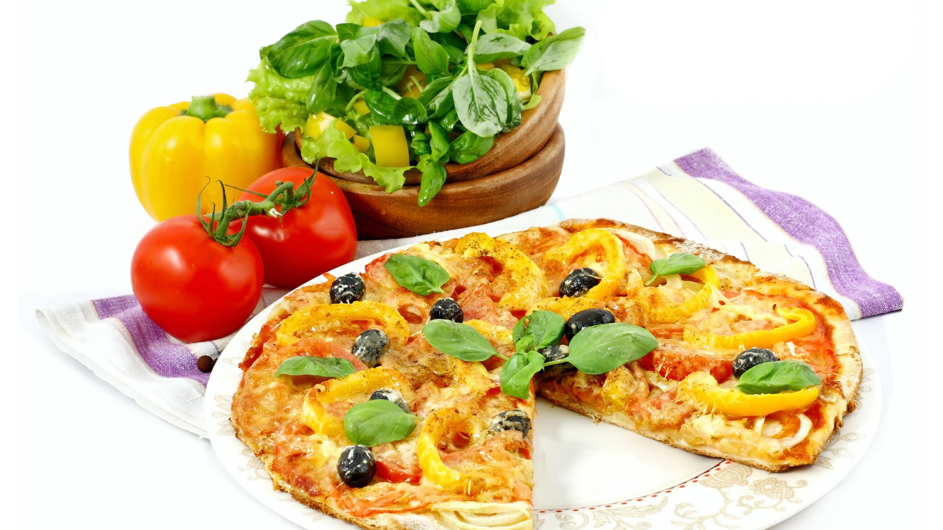 Вкусная пицца со свежими помидорами и перцем 